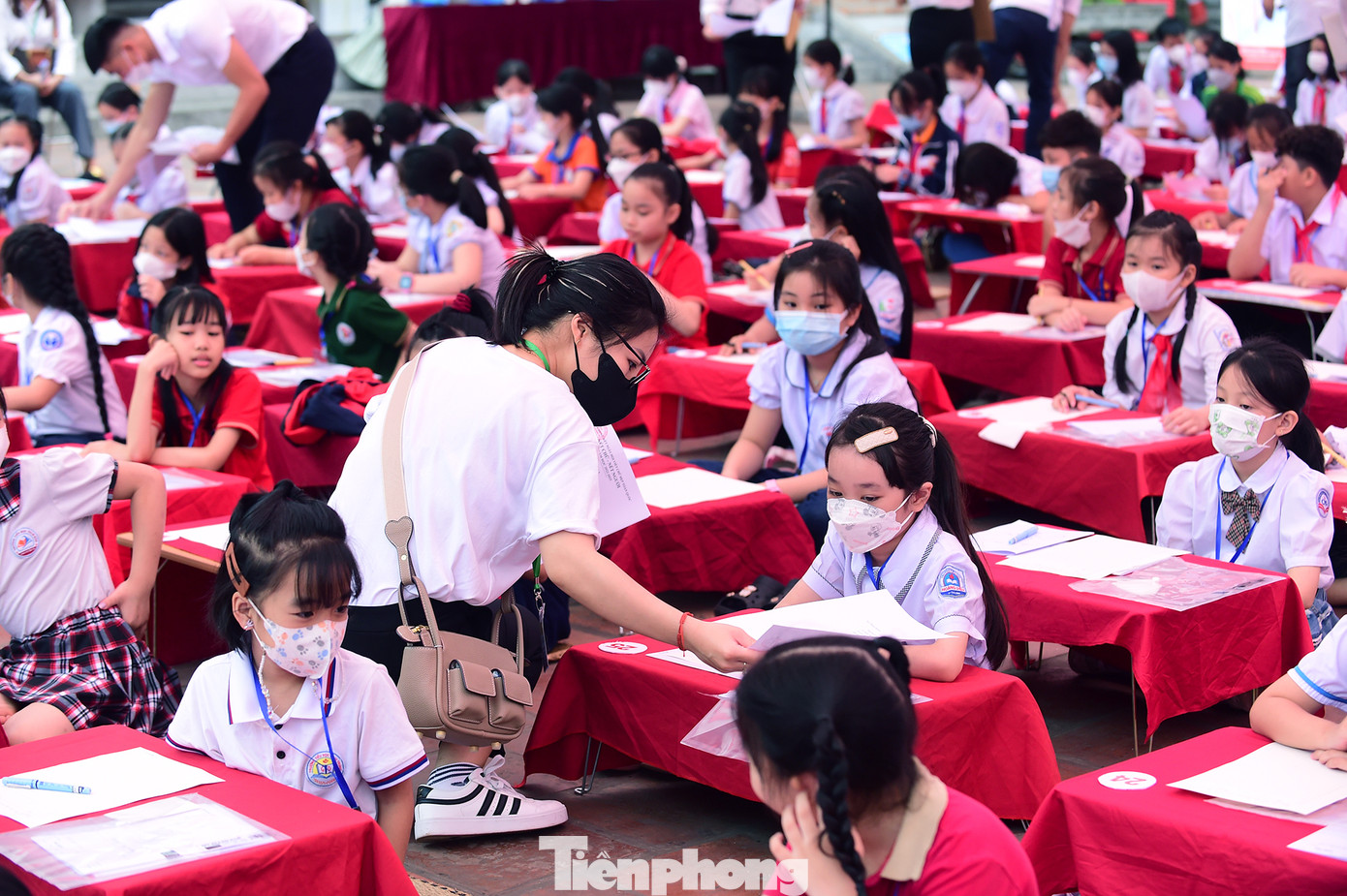 Ban Tổ chức phát đề thi tại Ngày hội Chung kết toàn quốc các hội thi. Ảnh: Xuân Tùng