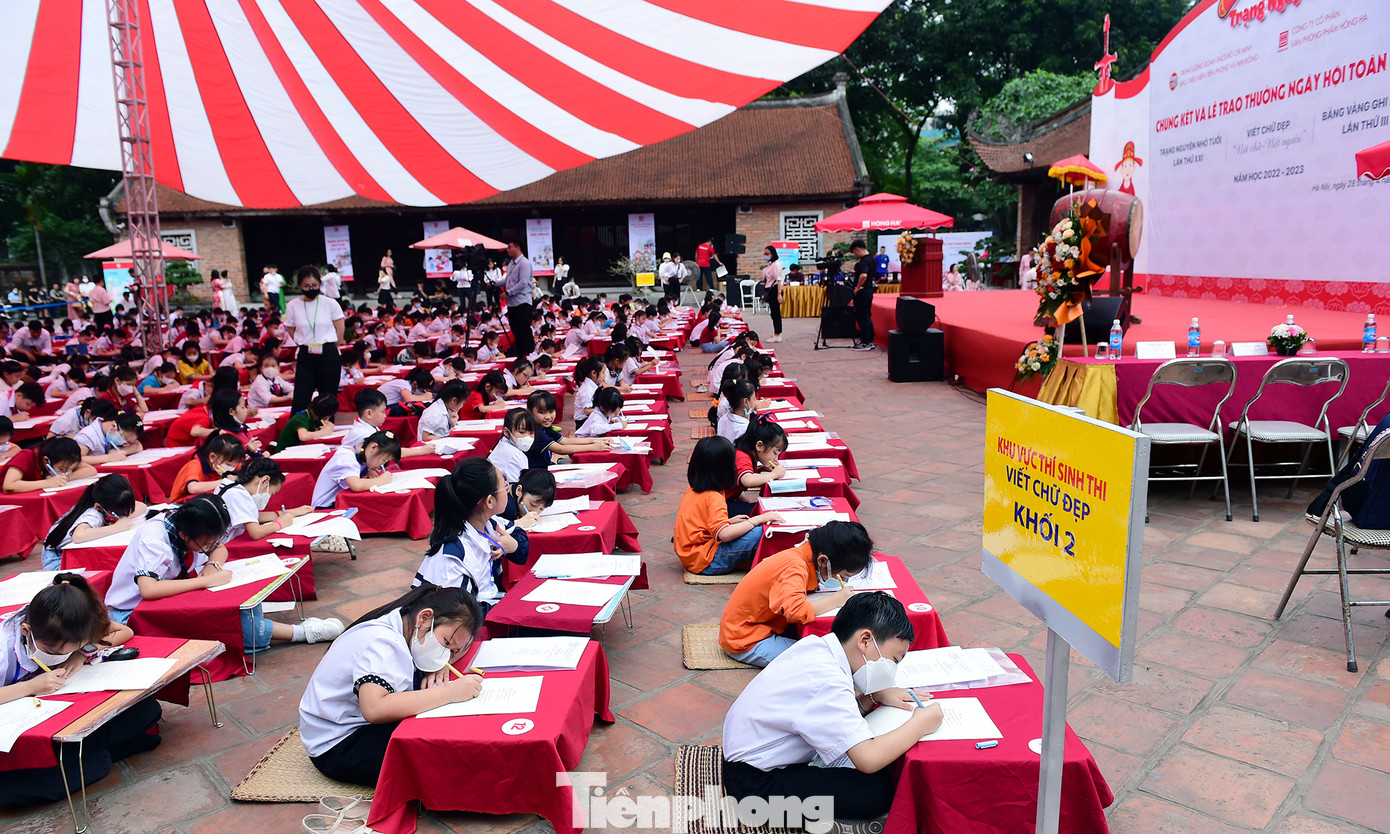 Các thí sinh Viết chữ đẹp làm bài thi. Ảnh: Xuân Tùng