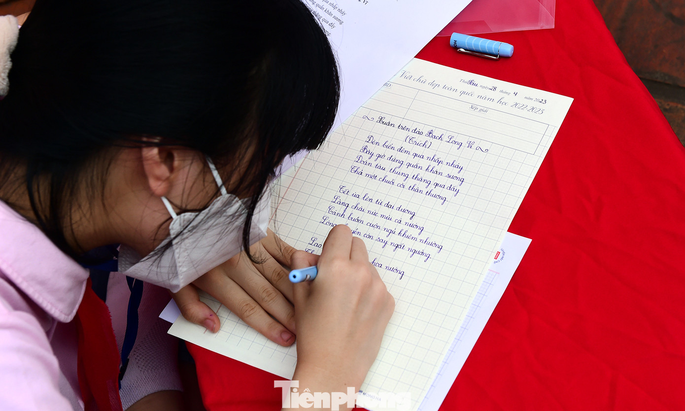 Những "bàn tay hoa" nắn nót từng nét chữ. Ảnh: Xuân Tùng