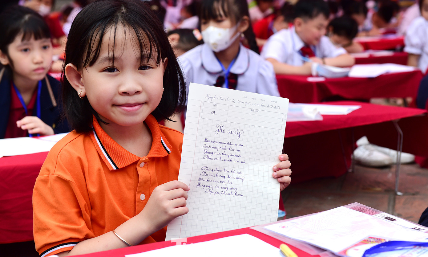 Thí sinh hoàn thành bài thi Viết chữ đẹp với trích đoạn bài thơ "Hè sang". Ảnh: Xuân Tùng