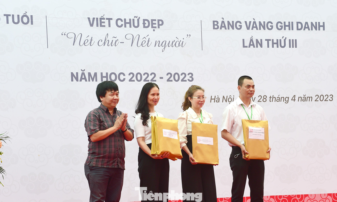 Ban Tổ chức phát đề thi tại Ngày hội Chung kết toàn quốc các hội thi. Ảnh: Xuân Tùng