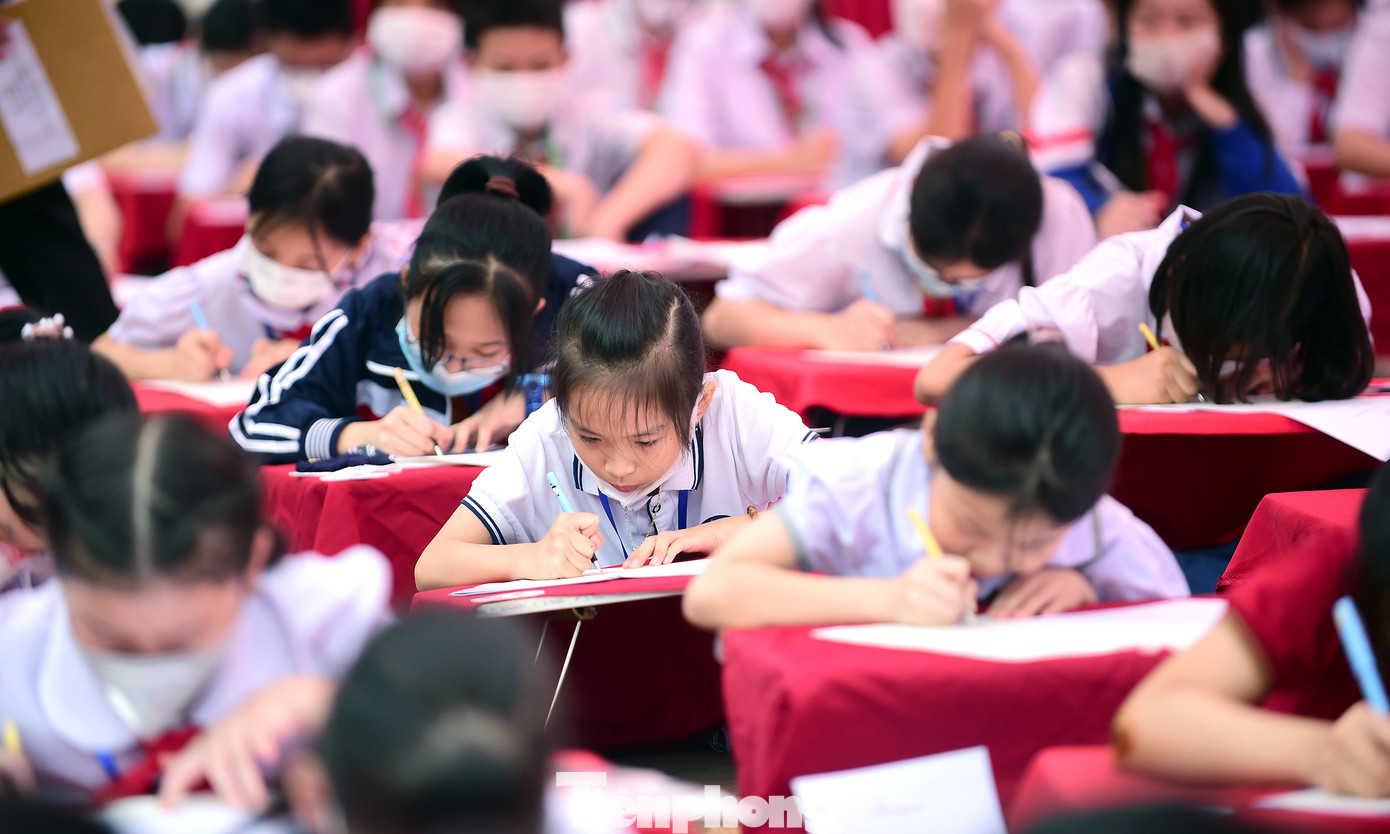 Thí sinh viết chữ đẹp "Nét chữ, nết người" tập trung làm bài thi. Ảnh: Xuân Tùng