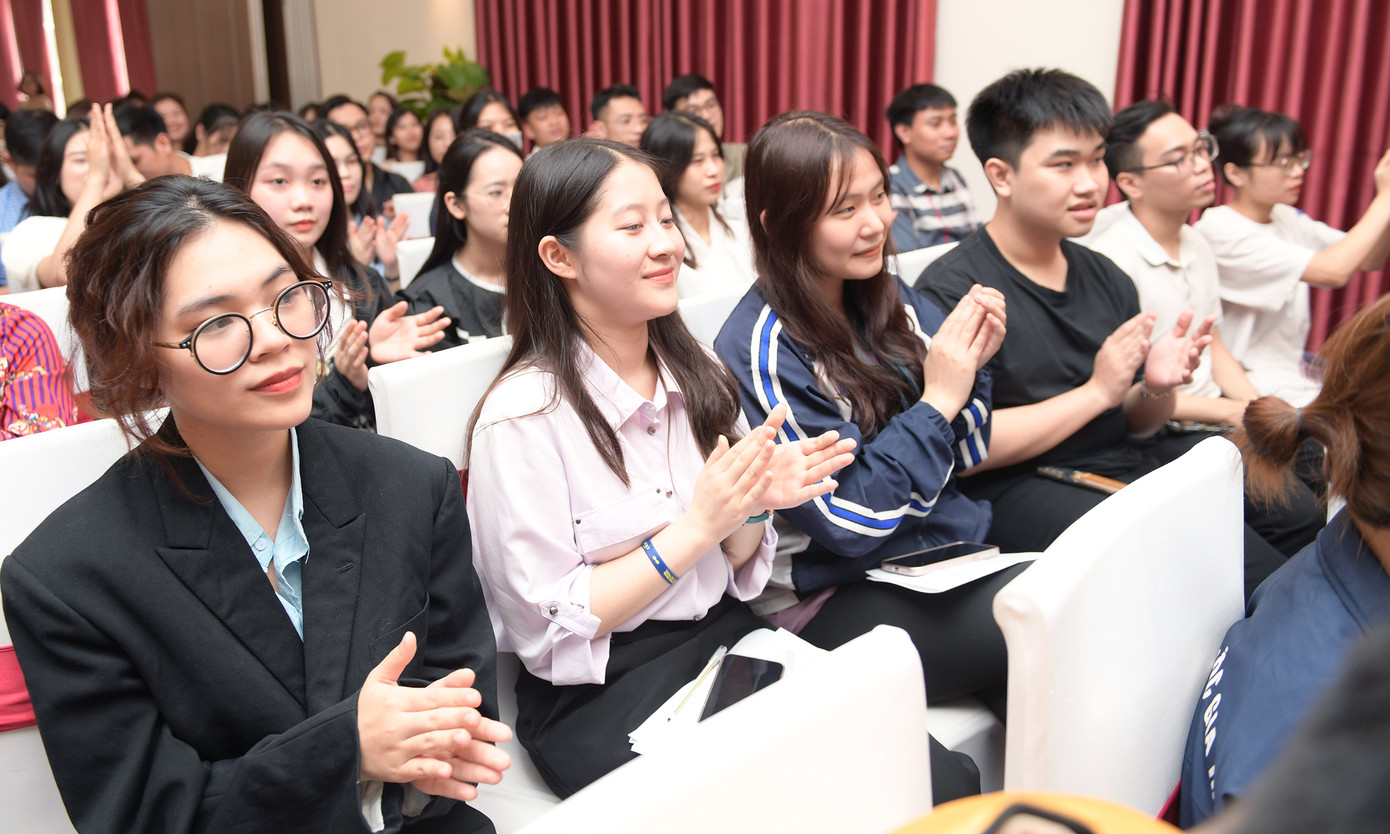 Các bạn sinh viên tham dự chương trình. Ảnh: Dương Triều