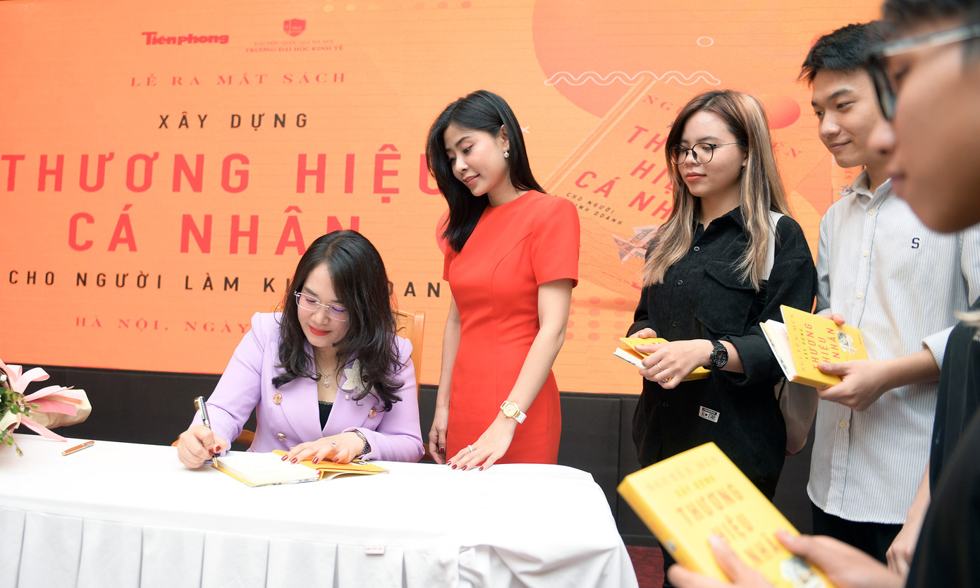 Tác giả Nguyễn Mến ký tặng sách tại chương trình. Ảnh: Dương Triều