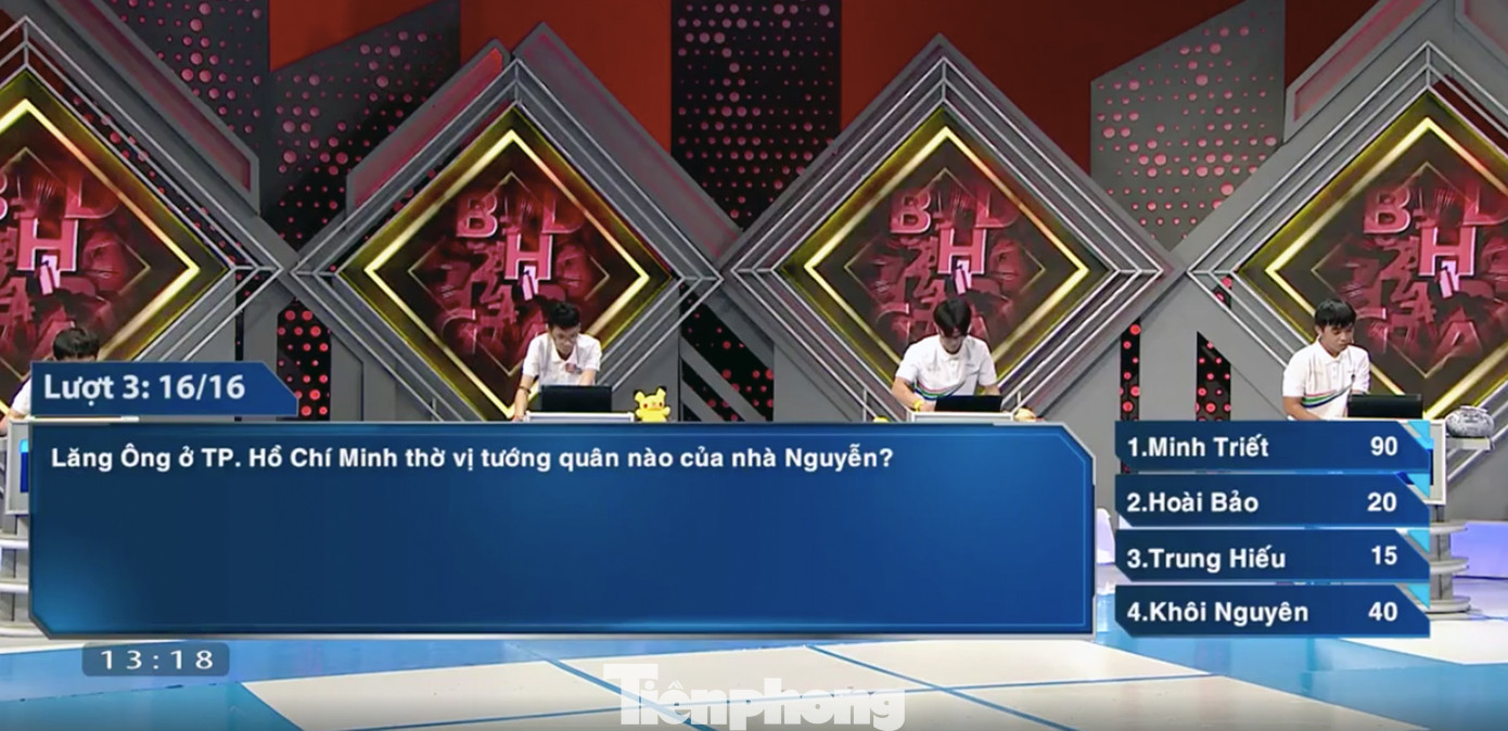 Bốn thí sinh trong phần thi Khởi động.