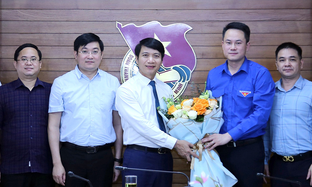 Anh Nguyễn Ngọc Lương tặng hoa chúc mừng anh Nguyễn Kim Quy