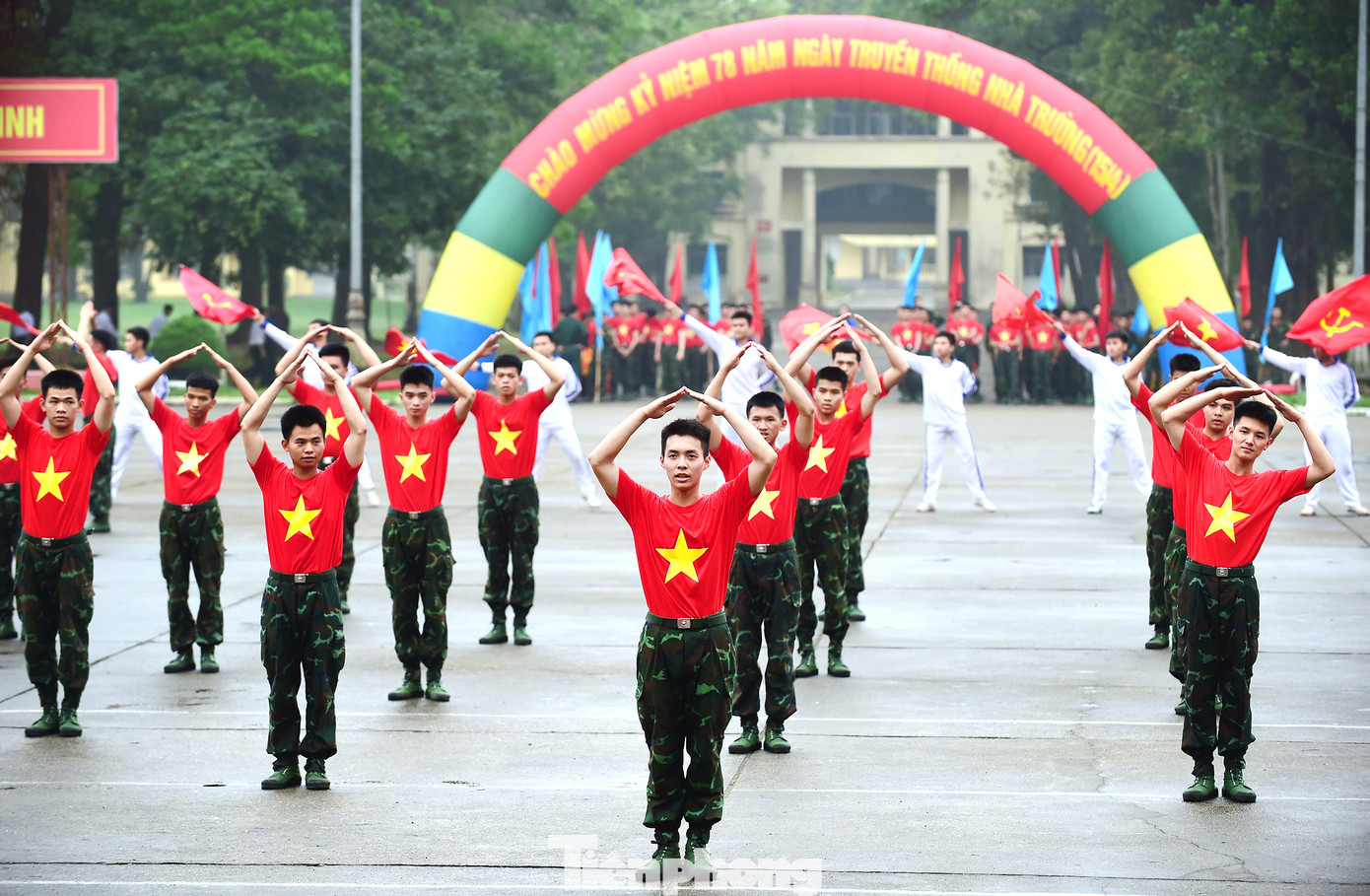 Đồng phục áo cờ đỏ sao vàng là một trong những điểm nhấn trong phần múa hát tập thể, dân vũ của nhiều đội thi. Ảnh: Xuân Tùng