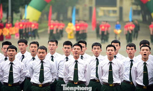 Nội dung thi hát tập thể của một số đội thi. Ảnh: Xuân Tùng