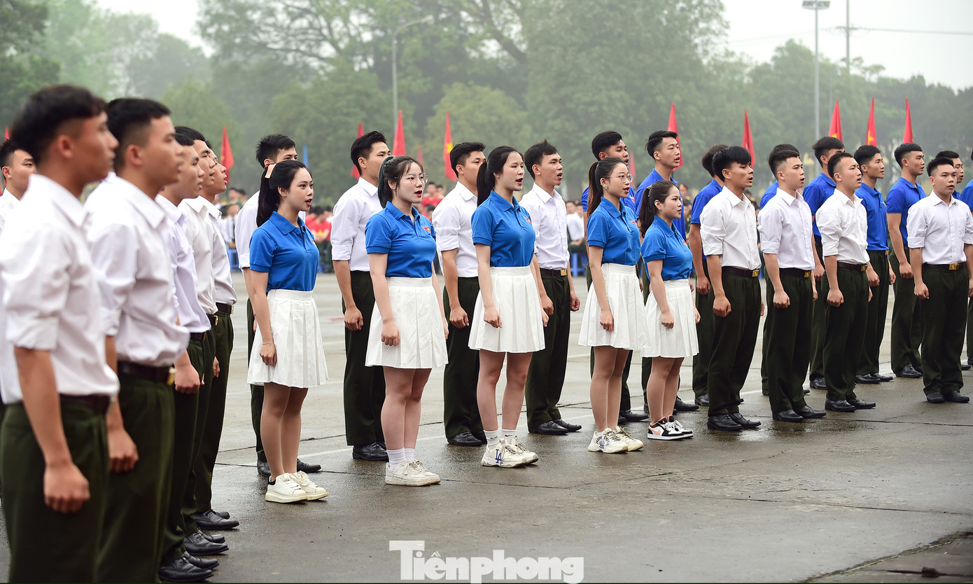 Một số đơn vị phối hợp với đoàn viên thanh niên đơn vị kết nghĩa biểu diễn tại hội thi. Ảnh: Xuân Tùng