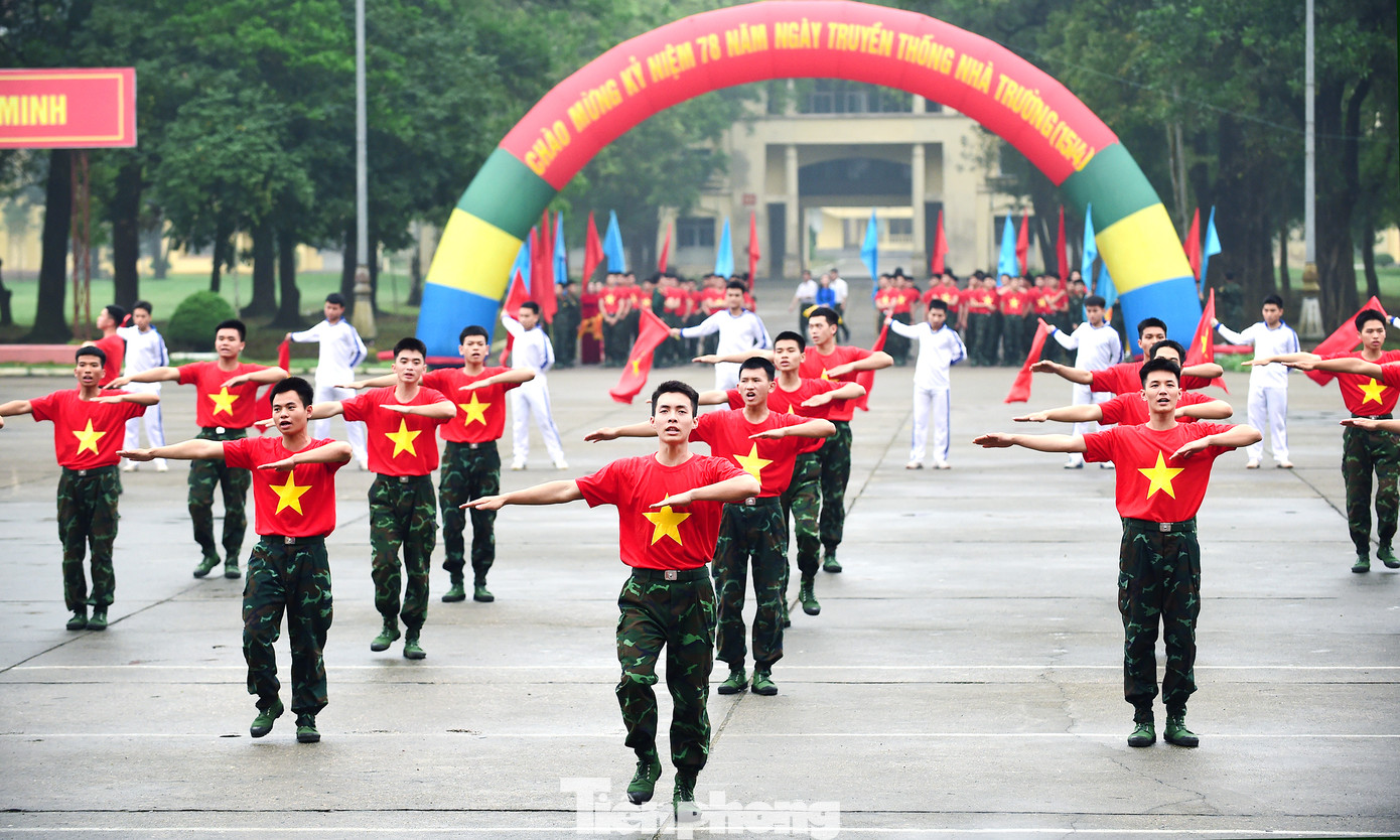 Đồng phục áo cờ đỏ sao vàng là một trong những điểm nhấn trong phần múa hát tập thể, dân vũ của nhiều đội thi. Ảnh: Xuân Tùng