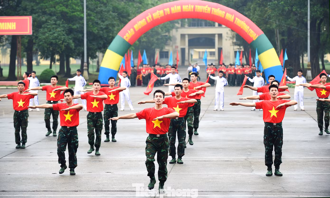 Đồng phục áo cờ đỏ sao vàng là một trong những điểm nhấn trong phần múa hát tập thể, dân vũ của nhiều đội thi. Ảnh: Xuân Tùng Đồng phục áo cờ đỏ sao vàng là một trong những điểm nhấn trong phần múa hát tập thể, dân vũ của nhiều đội thi. Ảnh: Xuân Tùng