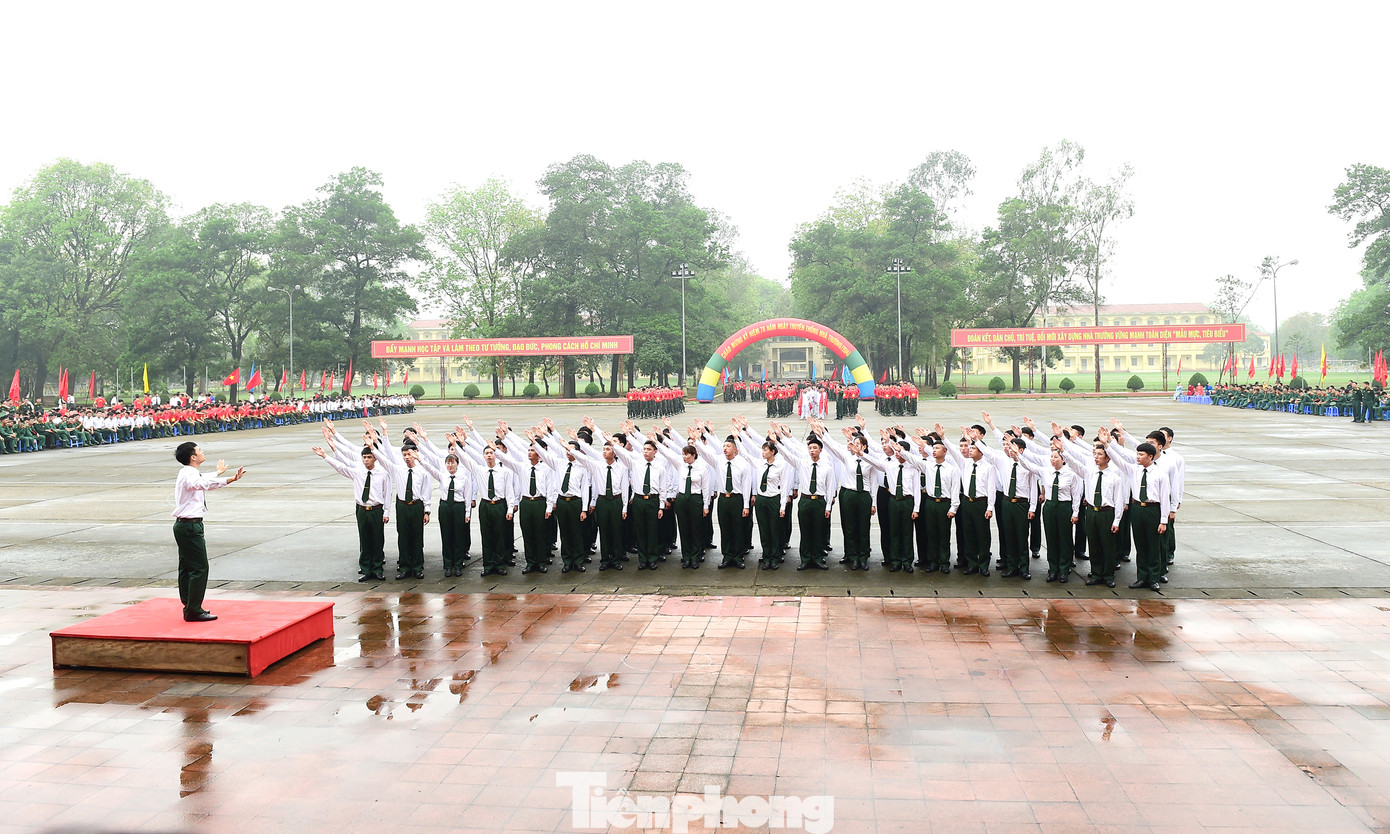 Nội dung thi hát tập thể của một số đội thi. Ảnh: Xuân Tùng