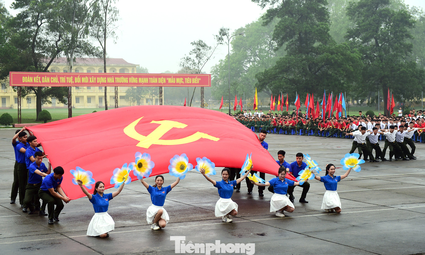 Cán bộ, đoàn viên thanh niên tham gia biểu diễn tự tin tạo khí thế sôi động của hội thi. Ảnh: Xuân Tùng