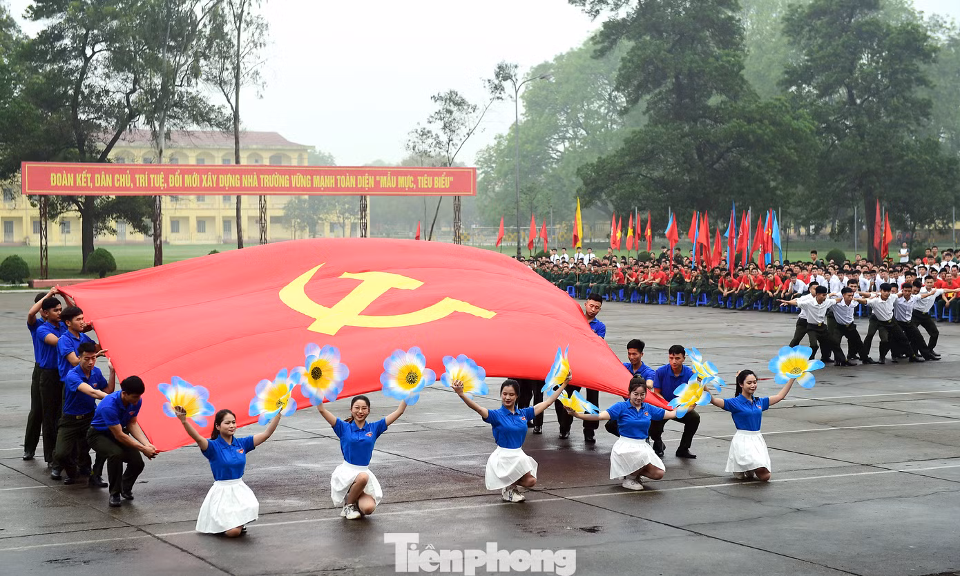 Cán bộ, đoàn viên thanh niên tham gia biểu diễn tự tin tạo khí thế sôi động của hội thi. Ảnh: Xuân Tùng Cán bộ, đoàn viên thanh niên tham gia biểu diễn tự tin tạo khí thế sôi động của hội thi. Ảnh: Xuân Tùng