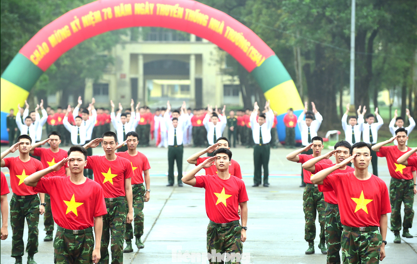 Đồng phục áo cờ đỏ sao vàng là một trong những điểm nhấn trong phần múa hát tập thể, dân vũ của nhiều đội thi. Ảnh: Xuân Tùng