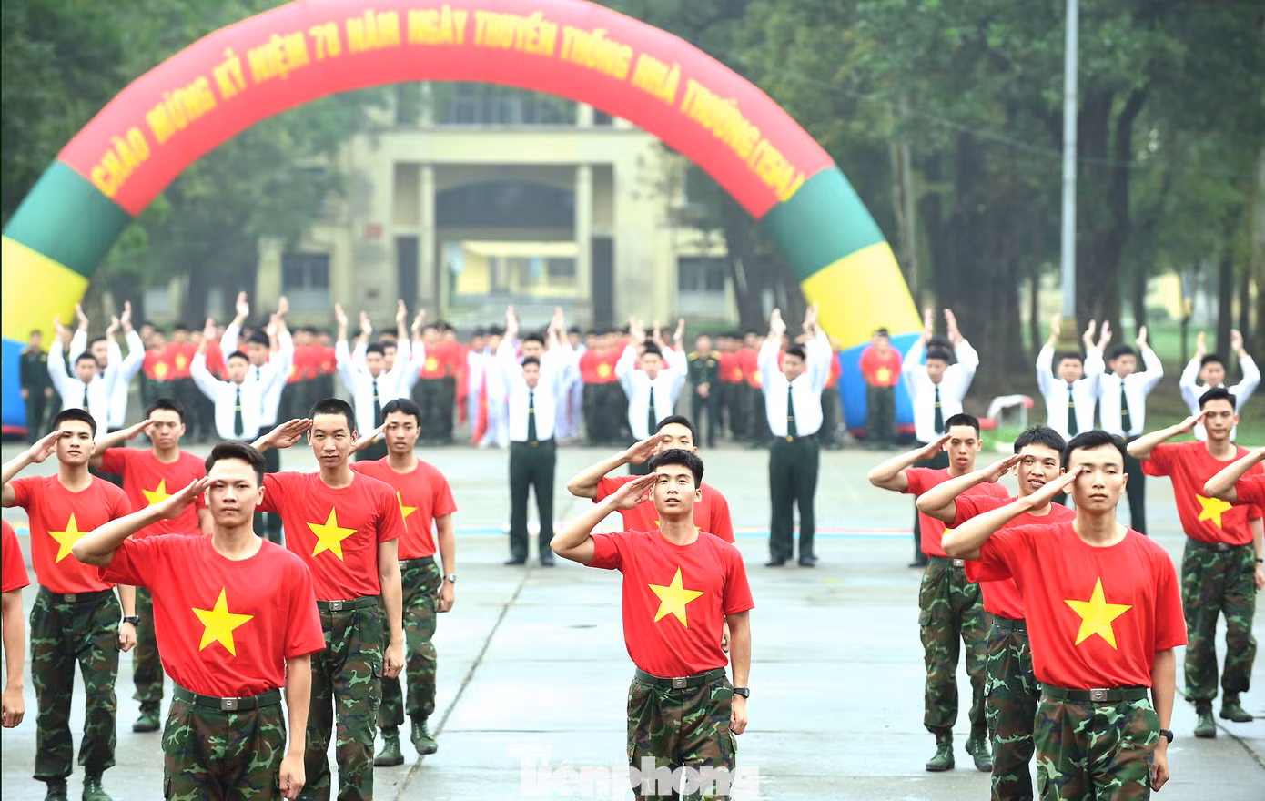 Đồng phục áo cờ đỏ sao vàng là một trong những điểm nhấn trong phần múa hát tập thể, dân vũ của nhiều đội thi. Ảnh: Xuân Tùng Đồng phục áo cờ đỏ sao vàng là một trong những điểm nhấn trong phần múa hát tập thể, dân vũ của nhiều đội thi. Ảnh: Xuân Tùng