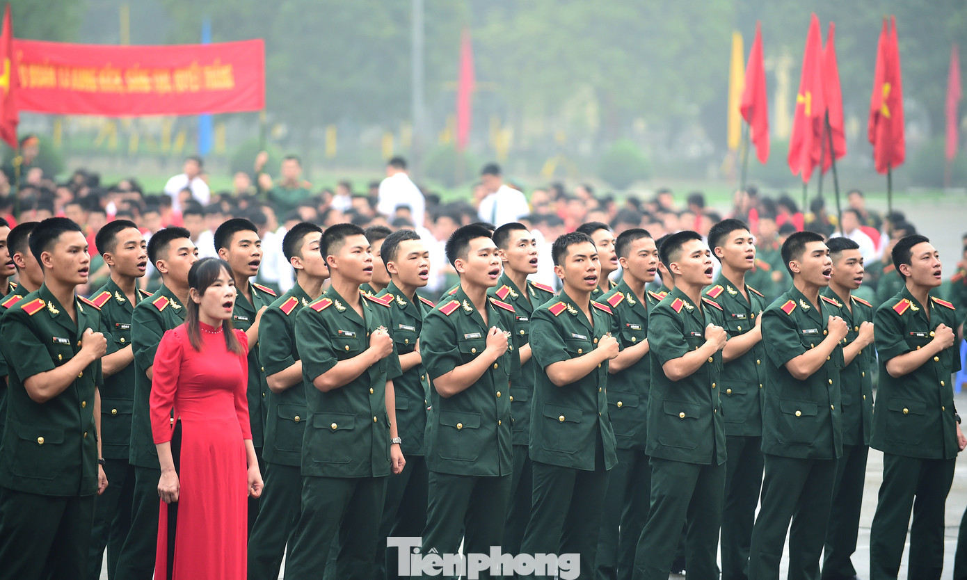 Nội dung thi hát tập thể của một số đội thi. Ảnh: Xuân Tùng