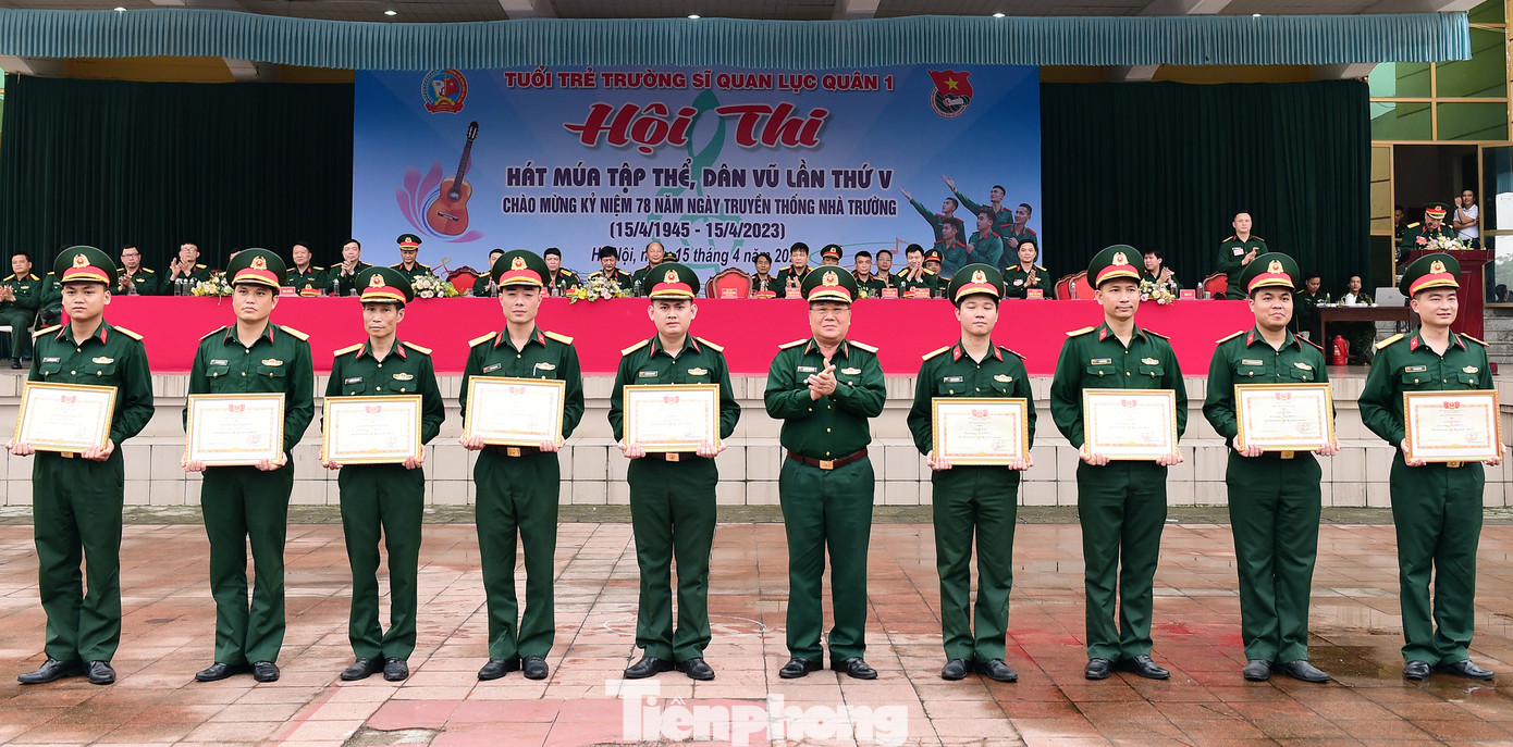 Thiếu tướng Nguyễn Xuân Điệp trao khen thưởng các đơn vị dự thi. Ảnh: Xuân Tùng