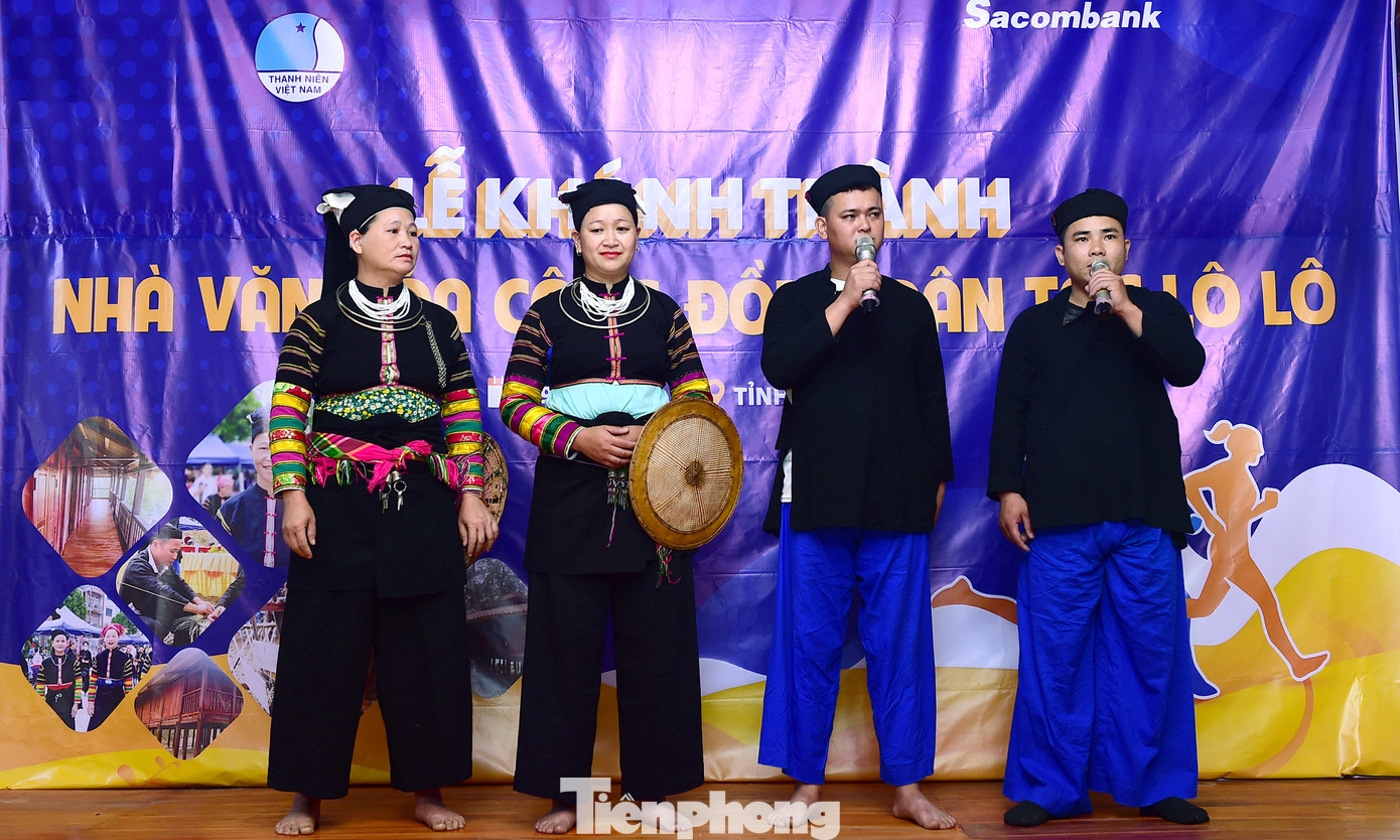 Trong ngày vui khánh thành nhà văn hóa, nhiều tiết mục văn hóa, văn nghệ đậm nét văn hóa truyền thống đồng bào dân tộc Lô Lô được thanh thiếu nhi xóm Cốc Xả biểu diễn. Ảnh: Xuân Tùng