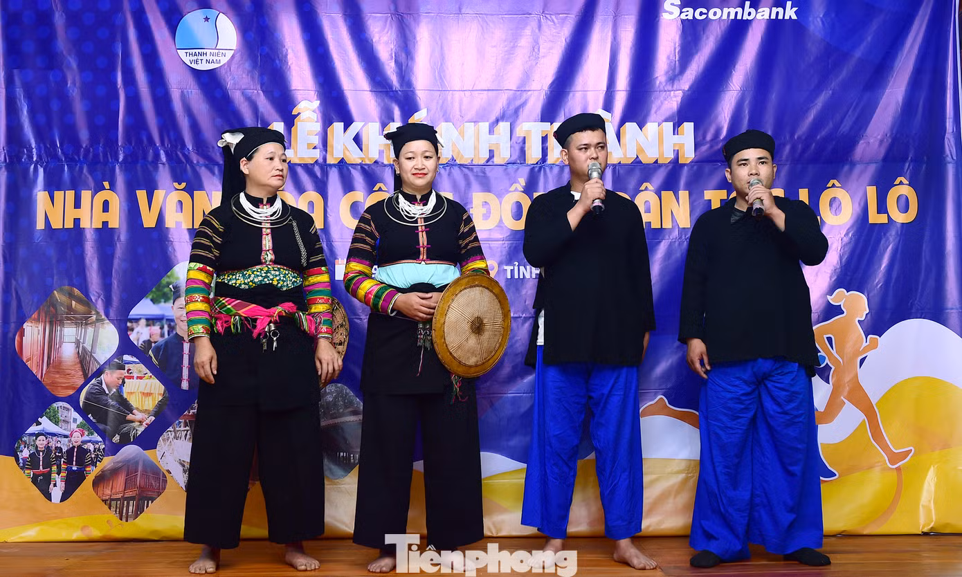 Trong ngày vui khánh thành nhà văn hóa, nhiều tiết mục văn hóa, văn nghệ đậm nét văn hóa truyền thống đồng bào dân tộc Lô Lô được thanh thiếu nhi xóm Cốc Xả biểu diễn. Ảnh: Xuân Tùng