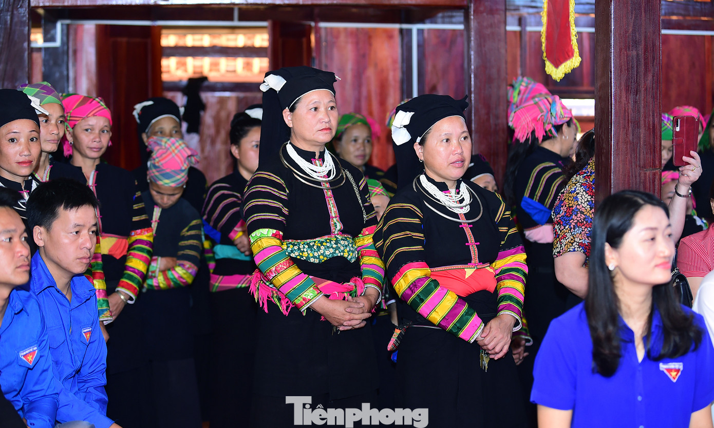 Người dân tham dự lễ khánh thành và theo dõi các tiết mục văn hóa văn nghệ trong ngày vui của xóm. Ảnh: Xuân Tùng