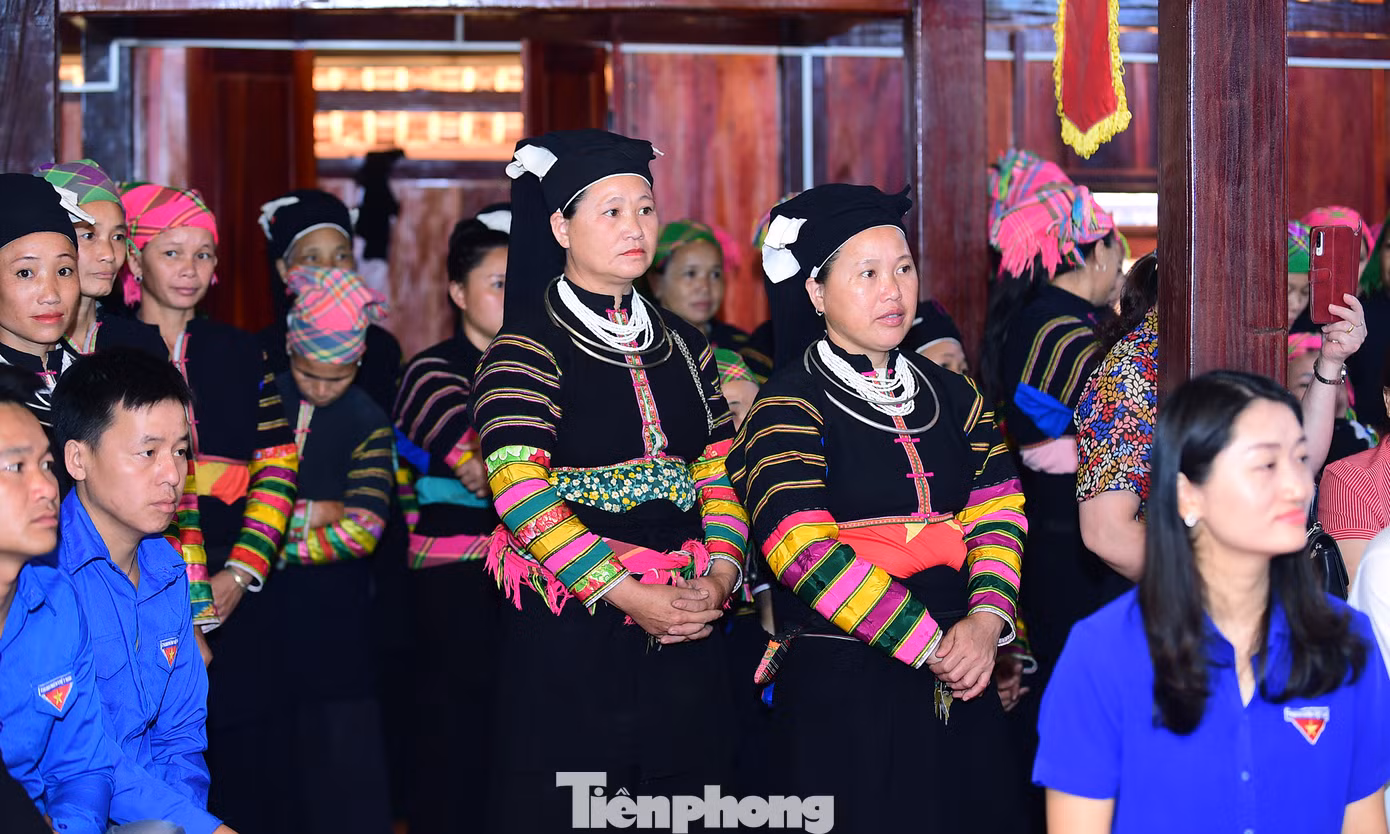 Người dân tham dự lễ khánh thành và theo dõi các tiết mục văn hóa văn nghệ trong ngày vui của xóm. Ảnh: Xuân Tùng