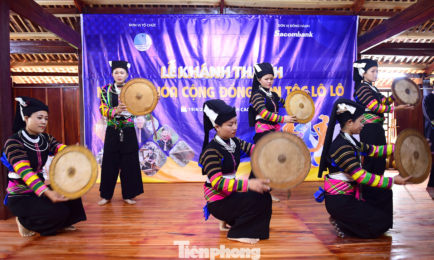 Trong ngày vui khánh thành nhà văn hóa, nhiều tiết mục văn hóa, văn nghệ đậm nét văn hóa truyền thống đồng bào dân tộc Lô Lô được thanh thiếu nhi xóm Cốc Xả biểu diễn. Ảnh: Xuân Tùng