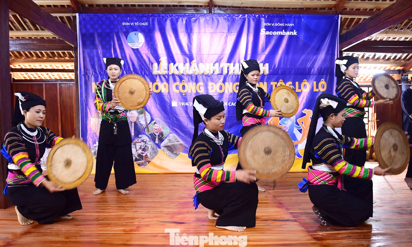 Trong ngày vui khánh thành nhà văn hóa, nhiều tiết mục văn hóa, văn nghệ đậm nét văn hóa truyền thống đồng bào dân tộc Lô Lô được thanh thiếu nhi xóm Cốc Xả biểu diễn. Ảnh: Xuân Tùng