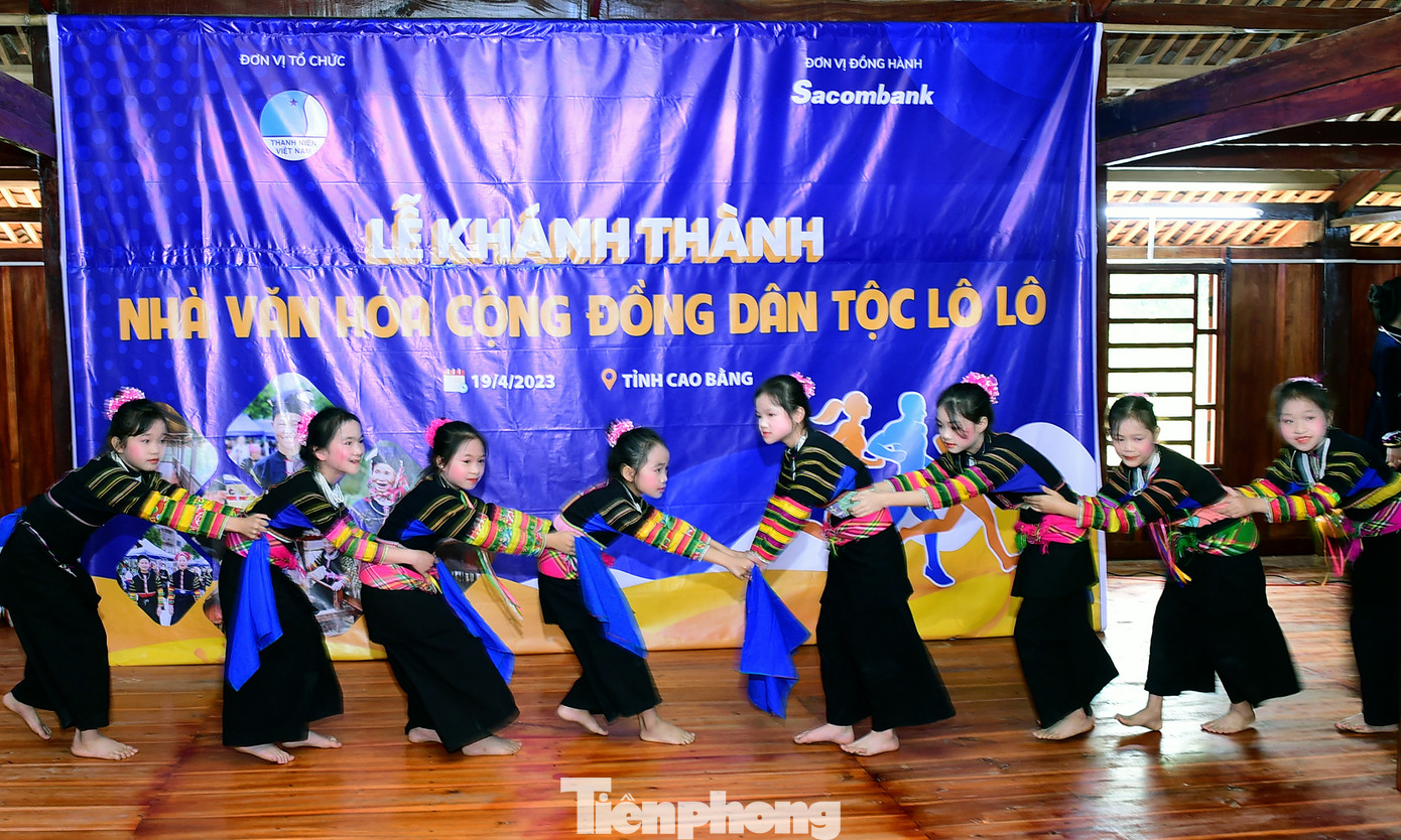 Trong ngày vui khánh thành nhà văn hóa, nhiều tiết mục văn hóa, văn nghệ đậm nét văn hóa truyền thống đồng bào dân tộc Lô Lô được thanh thiếu nhi xóm Cốc Xả biểu diễn. Ảnh: Xuân Tùng