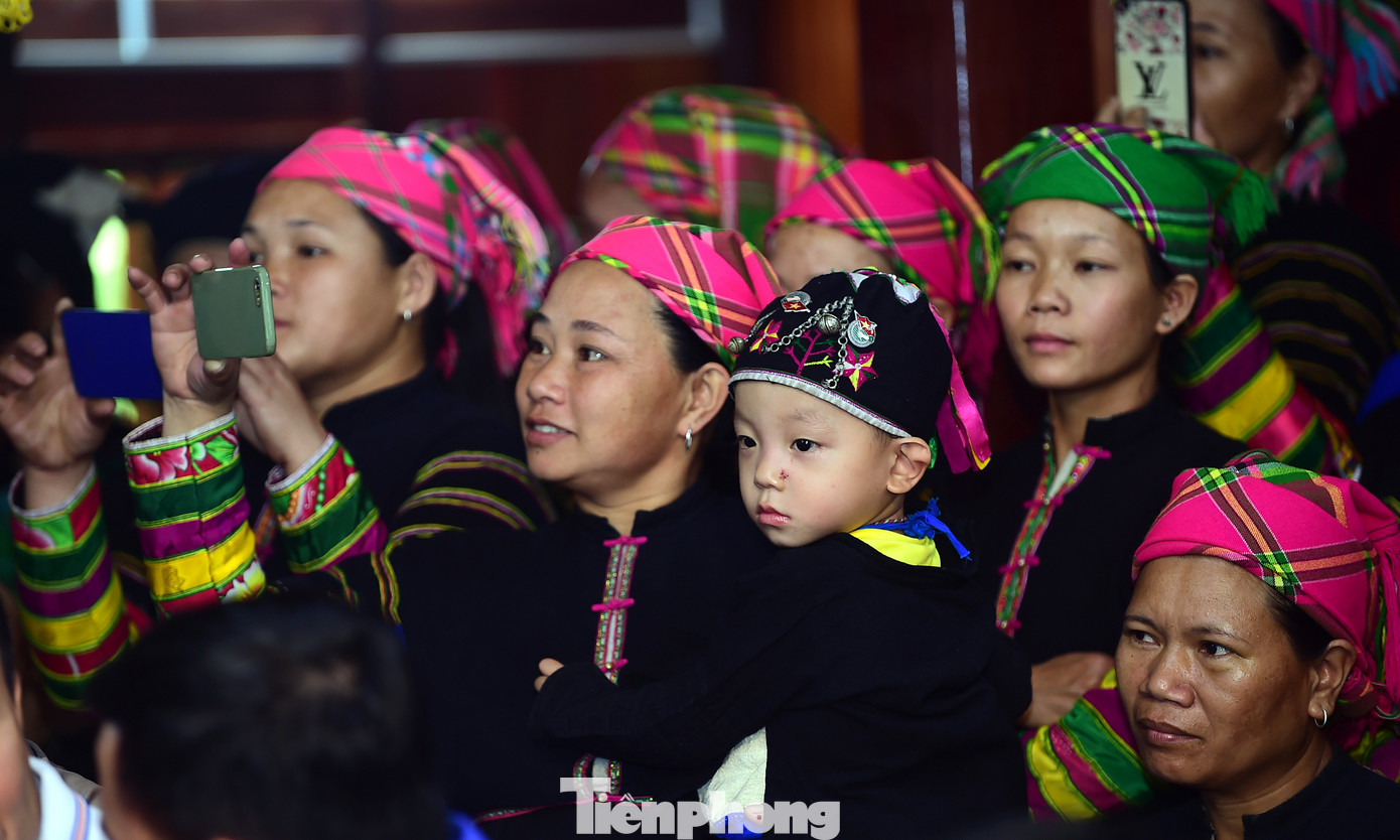 Người dân tham dự lễ khánh thành và theo dõi các tiết mục văn hóa văn nghệ trong ngày vui của xóm. Ảnh: Xuân Tùng