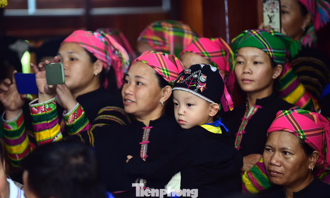 Người dân tham dự lễ khánh thành và theo dõi các tiết mục văn hóa văn nghệ trong ngày vui của xóm. Ảnh: Xuân Tùng