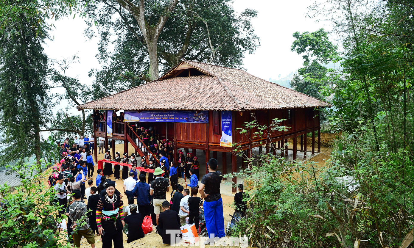 Ngày 19/4, đồng bào dân tộc Lô Lô ở xóm Cốc Xả (xã Hồng Trị, huyện Bảo Lạc, Cao Bằng) hồ hởi chứng kiến lễ Khánh thành Nhà văn hóa cộng đồng dân tộc Lô Lô tại xóm Cốc Xả, xã Hồng Trị, huyện Bảo Lạc, tỉnh Cao Bằng. Cùng dự chương trình có anh Nguyễn Kim Quy, Ủy viên Ban Thường vụ T.Ư Đoàn, Phó Chủ tịch T.Ư Hội LHTN Việt Nam; ông Công Văn Hưu, Phó Trưởng Ban Dân vận Tỉnh ủy Cao Bằng; chị Hoàng Hồng Diệu, Bí thư Tỉnh Đoàn, Chủ tịch Hội LHTN Việt Nam tỉnh Cao Bằng; bà Hứa Thị Thu, Phó Bí thư thường trực huyện ủy Bảo Lạc. Ảnh: Xuân Tùng