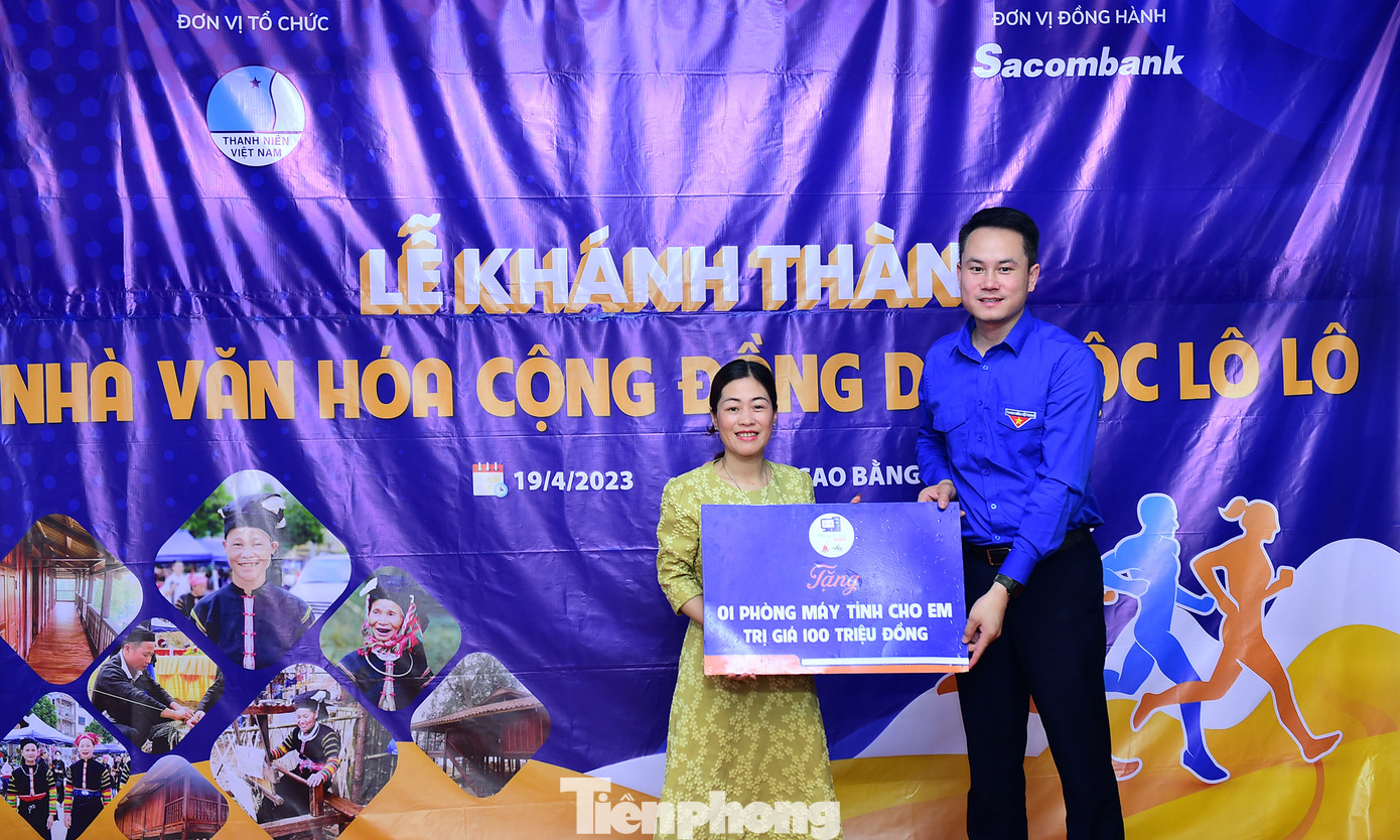 T.Ư Hội LHTN Việt Nam đã trao công trình phòng học máy tính tặng Trường Tiểu học Kim Cúc (xã Kim Cúc, huyện Bảo Lạc, tỉnh Cao Bằng) trị giá 100 triệu đồng; trao 88 suất quà, mỗi suất 250 nghìn đồng; tặng các hộ gia đình có hoàn cảnh khó khăn sinh sống tại xóm Cốc Xả. Ảnh: Xuân Tùng