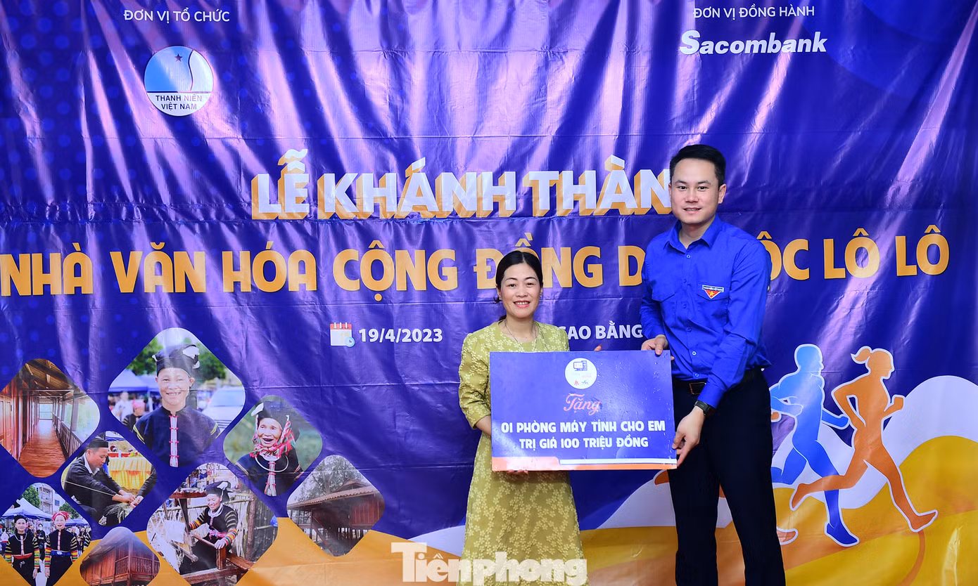 T.Ư Hội LHTN Việt Nam đã trao công trình phòng học máy tính tặng Trường Tiểu học Kim Cúc (xã Kim Cúc, huyện Bảo Lạc, tỉnh Cao Bằng) trị giá 100 triệu đồng; trao 88 suất quà, mỗi suất 250 nghìn đồng; tặng các hộ gia đình có hoàn cảnh khó khăn sinh sống tại xóm Cốc Xả. Ảnh: Xuân Tùng
