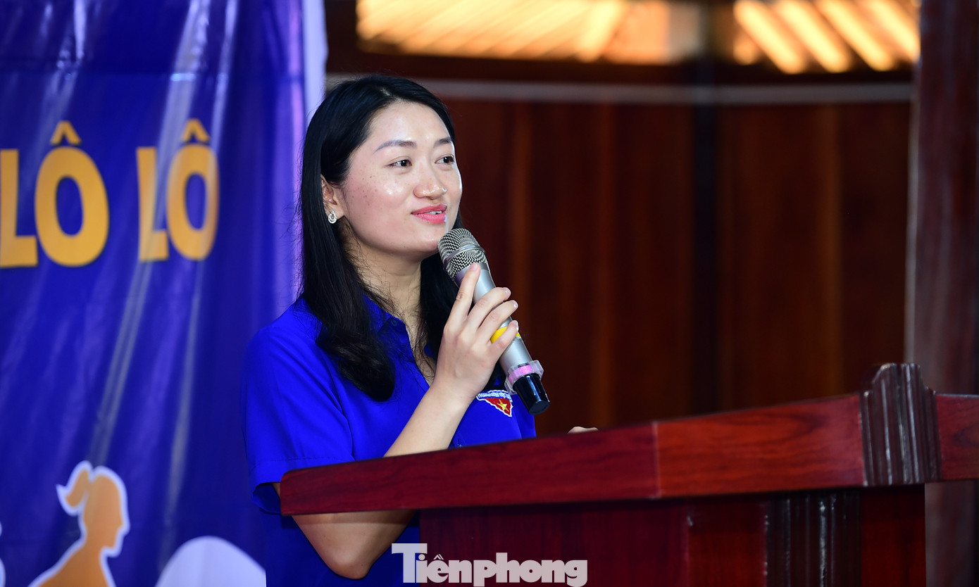 Chị Triệu Thị Dung, Phó Bí thư Tỉnh Đoàn Cao Bằng báo cáo khái quát công tác triển khai xây dựng công trình. Theo chị Dung, quá trình triển khai xây dựng của nhà thầu thi công từ tháng 11/2022 đến tháng 3/2023 được sự giám sát chặt chẽ của Ban giám sát đầu tư cộng đồng xã Hồng Trị. Công trình đảm bảo thi công theo đúng hồ sơ thiết kế đã được thẩm định và phê duyệt. Các biện pháp phòng chống cháy nổ, an toàn lao động, an toàn vận hành bảo vệ môi trường, an toàn giao thông đạt yêu cầu. Tiến độ thực hiện đảm bảo theo hợp đồng đã ký kết giữa Hội LHTN Việt Nam tỉnh Cao Bằng và Hợp tác xã Tiến Đạt, huyện Bảo Lạc. Ảnh: Xuân Tùng