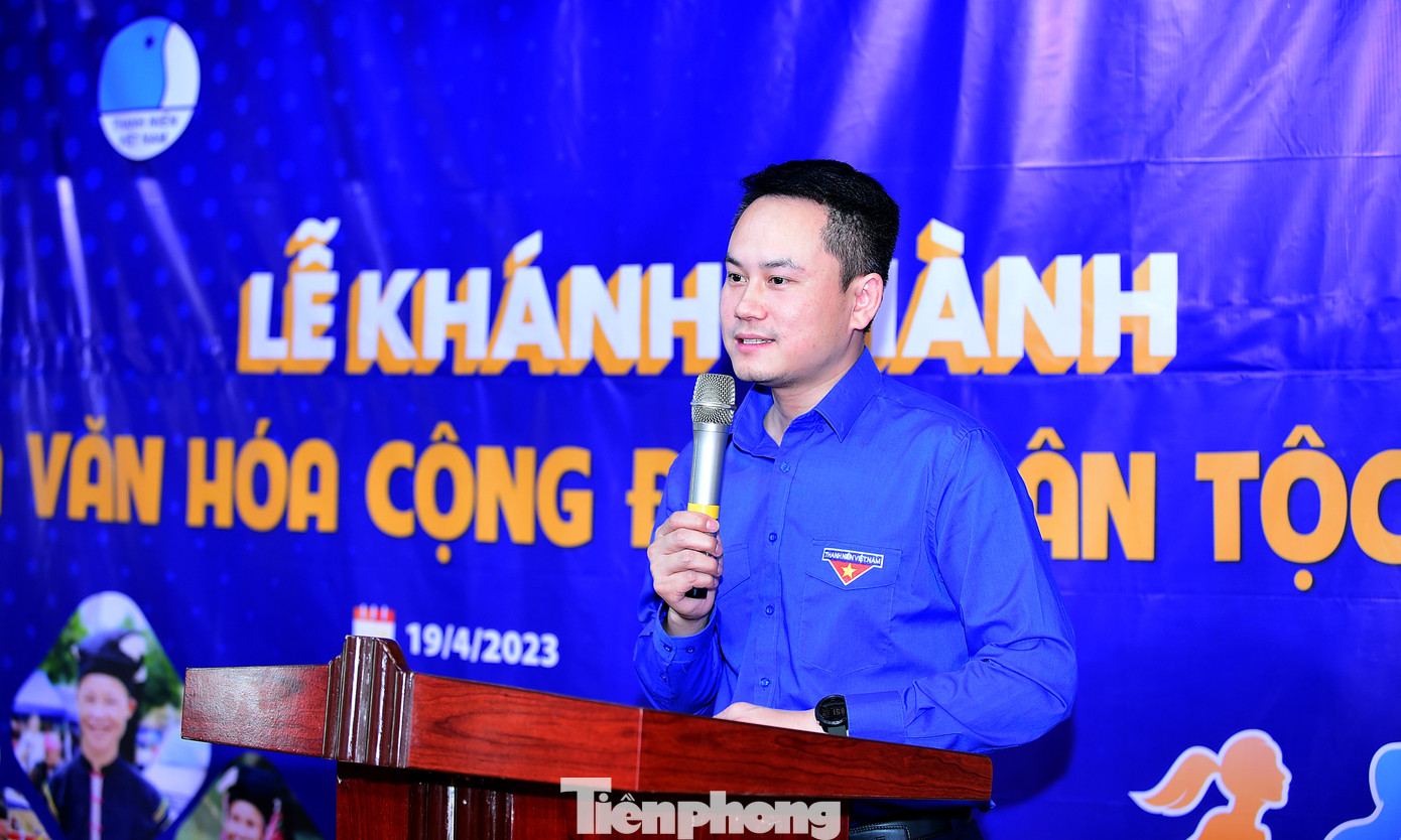 Phát biểu tại chương trình, anh Nguyễn Kim Quy, Phó Chủ tịch T.Ư Hội LHTN Việt Nam cho biết: Công trình nhà văn hóa cộng đồng dân tộc Lô Lô tại xóm Cốc Xả được đóng góp từ chương trình đi, chạy bộ trực tuyến "Những bước chân vì cộng đồng" do Sacombank phối hợp với Hội LHTN Việt Nam tổ chức, triển khai trên phạm vi toàn quốc. Với mỗi km vận động viên đi/chạy được, Sacombank sẽ đóng góp 1.000 đồng vào quỹ xây dựng nhà văn hóa cho đồng bào các dân tộc ít người. Nhà văn hóa cộng đồng dân tộc Lô Lô là công trình thứ 3 trong chuỗi 16 Nhà văn hóa cộng đồng tặng các dân tộc thiểu số rất ít người trên cả nước. Ảnh: Xuân Tùng