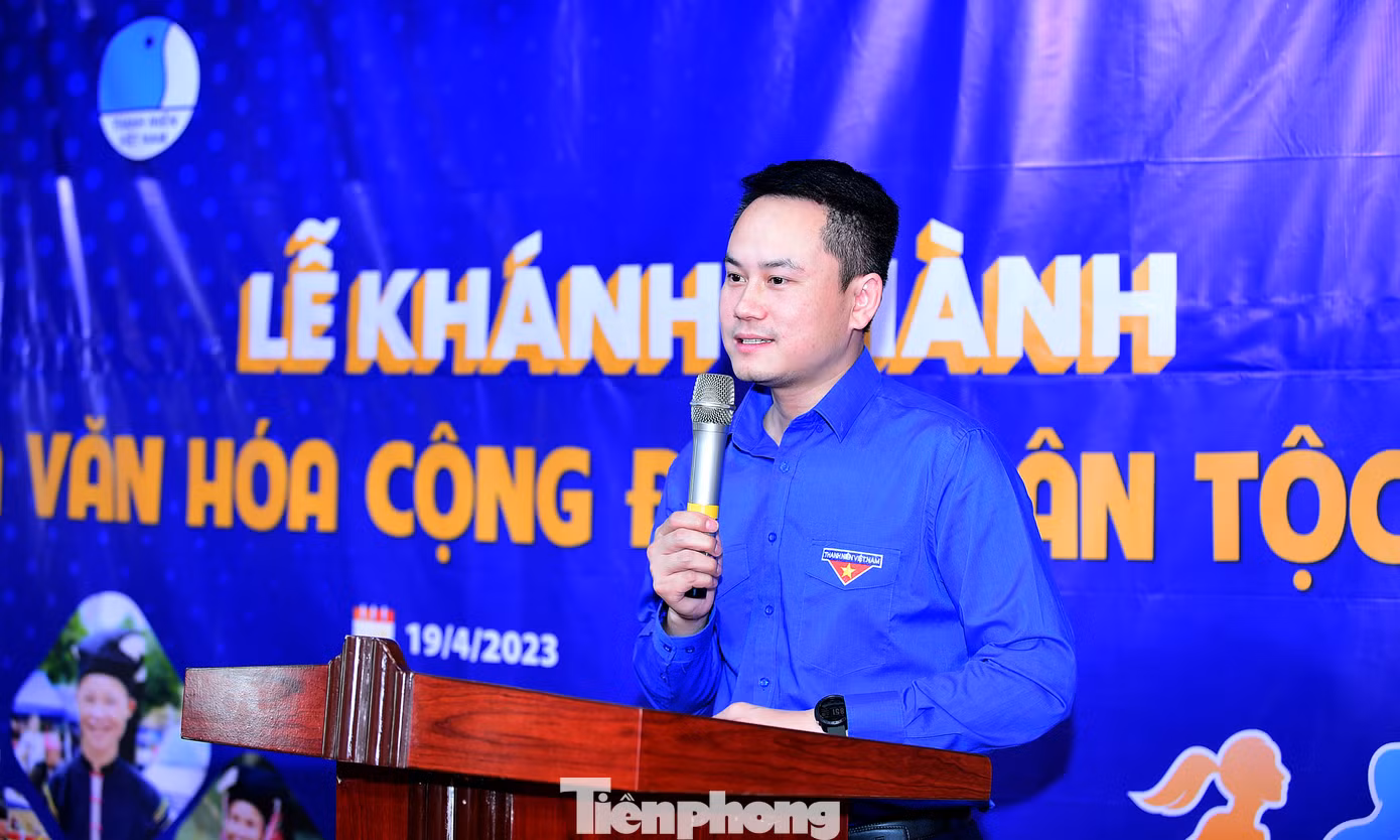 Phát biểu tại chương trình, anh Nguyễn Kim Quy, Phó Chủ tịch T.Ư Hội LHTN Việt Nam cho biết: Công trình nhà văn hóa cộng đồng dân tộc Lô Lô tại xóm Cốc Xả được đóng góp từ chương trình đi, chạy bộ trực tuyến "Những bước chân vì cộng đồng" do Sacombank phối hợp với Hội LHTN Việt Nam tổ chức, triển khai trên phạm vi toàn quốc. Với mỗi km vận động viên đi/chạy được, Sacombank sẽ đóng góp 1.000 đồng vào quỹ xây dựng nhà văn hóa cho đồng bào các dân tộc ít người. Nhà văn hóa cộng đồng dân tộc Lô Lô là công trình thứ 3 trong chuỗi 16 Nhà văn hóa cộng đồng tặng các dân tộc thiểu số rất ít người trên cả nước. Ảnh: Xuân Tùng