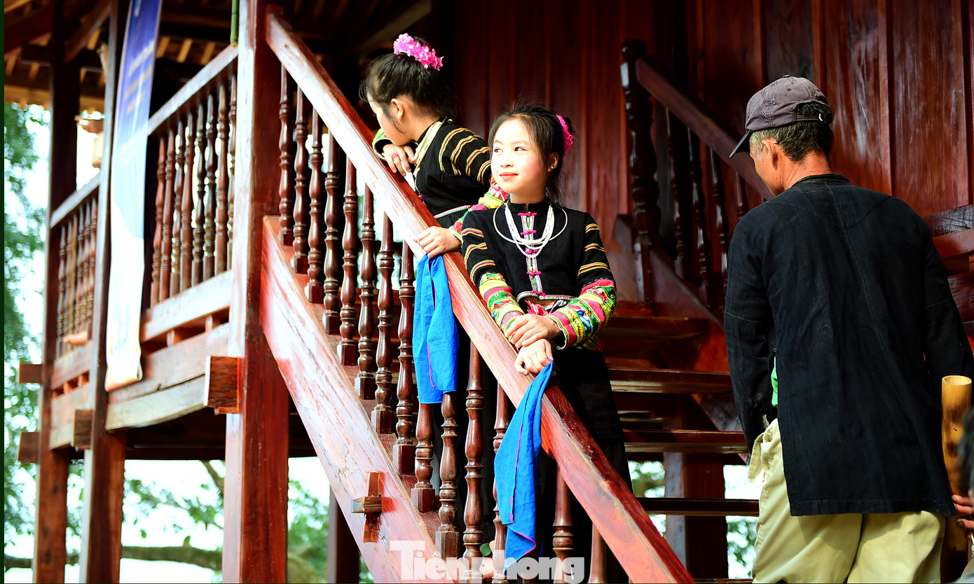 Công trình nhà văn hóa cộng đồng dân tộc Lô Lô được đầu tư xây dựng với mục đích hướng đến là nơi người dân đến sinh hoạt, rèn luyện, học hỏi, nâng cao tinh thần và thắt chặt thêm tình đoàn kết. Đồng thời là nơi sưu tầm, lưu trữ, nghiên cứu và phát huy các di sản văn hóa dân tộc, gắn với mục tiêu phát triển kinh tế - xã hội của địa phương. Ảnh: Xuân Tùng