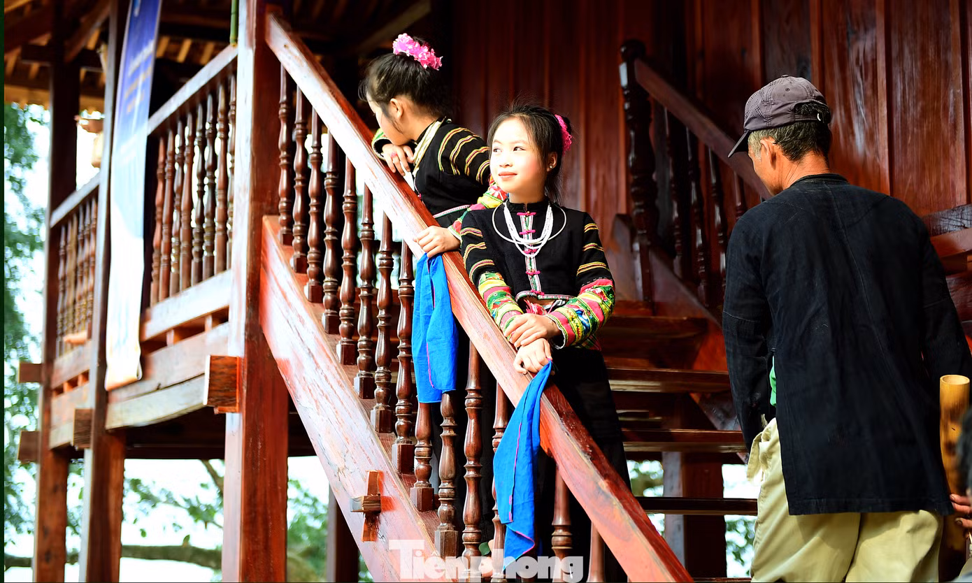 Công trình nhà văn hóa cộng đồng dân tộc Lô Lô được đầu tư xây dựng với mục đích hướng đến là nơi người dân đến sinh hoạt, rèn luyện, học hỏi, nâng cao tinh thần và thắt chặt thêm tình đoàn kết. Đồng thời là nơi sưu tầm, lưu trữ, nghiên cứu và phát huy các di sản văn hóa dân tộc, gắn với mục tiêu phát triển kinh tế - xã hội của địa phương. Ảnh: Xuân Tùng