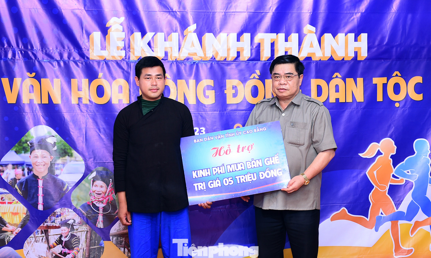 Nhân dịp này, Tỉnh ủy Cao Bằng trao hỗ trợ kinh phí mua sắm các loại đồ dùng, trang bị cần thiết cho Nhà văn hóa với tổng giá trị 5 triệu đồng. Ảnh: Xuân Tùng