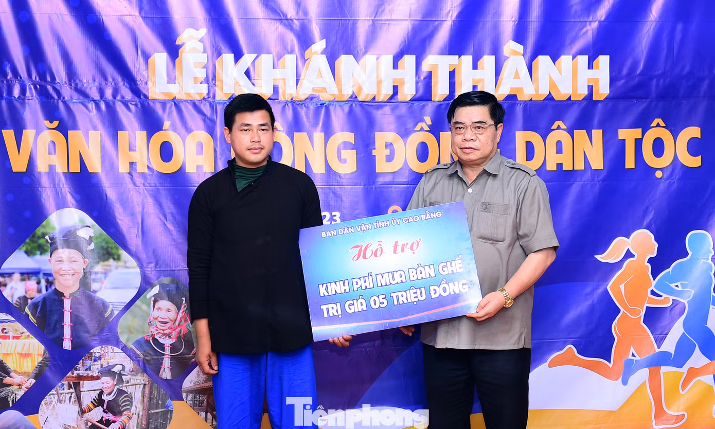 Nhân dịp này, Tỉnh ủy Cao Bằng trao hỗ trợ kinh phí mua sắm các loại đồ dùng, trang bị cần thiết cho Nhà văn hóa với tổng giá trị 5 triệu đồng. Ảnh: Xuân Tùng