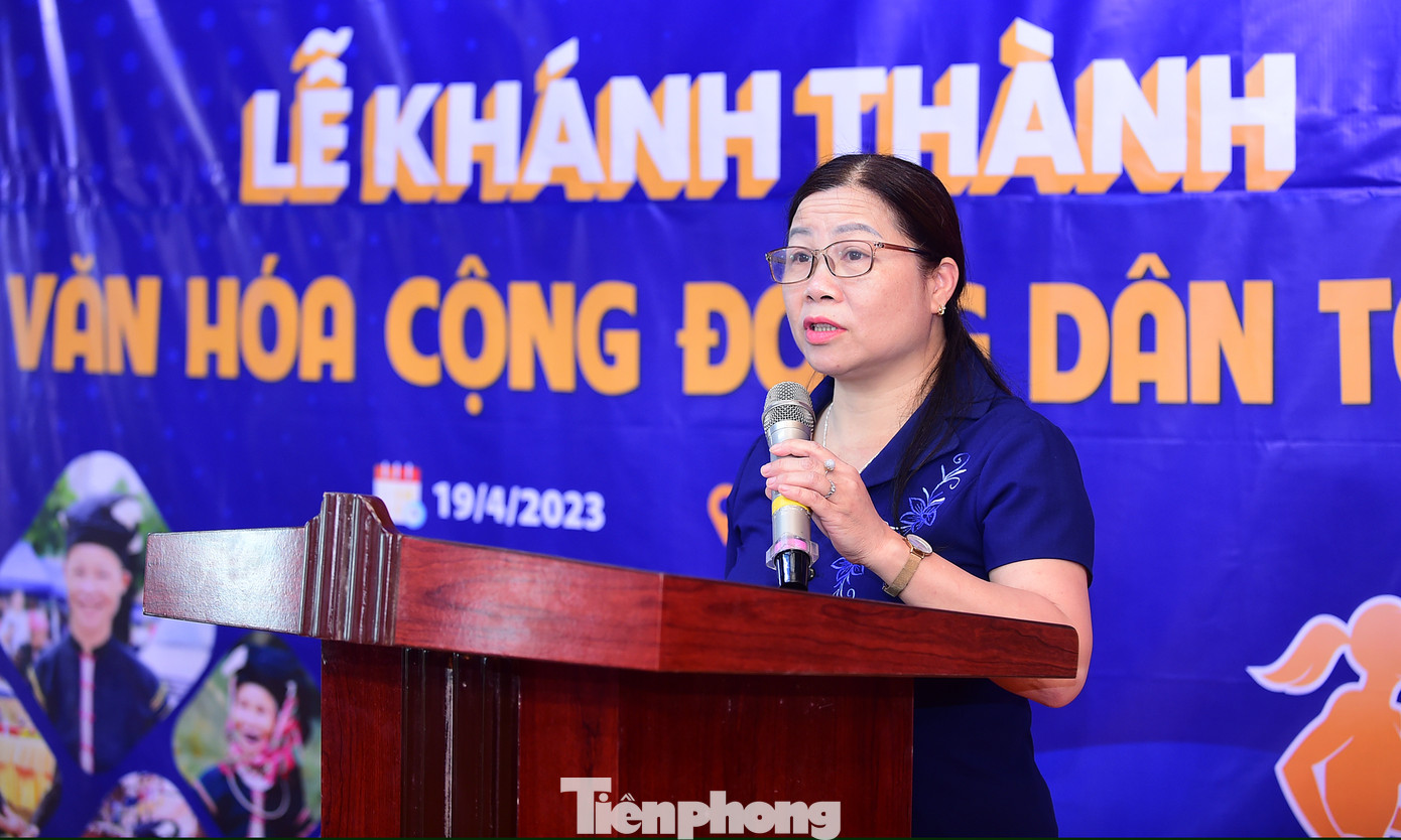 Bà Hứa Thị Thu, Phó Bí thư thường trực huyện ủy Bảo Lạc bày tỏ, từ đây bà con nhân dân xóm Cốc Xả đã có nhà văn hóa sinh hoạt cộng đồng khang trang, rộng lớn, đúng với bản sắc văn hóa dân tộc Lô Lô, đáp ứng được lòng mong mỏi và nhu cầu sinh hoạt của bà con; đồng thời là không gian để bảo tồn các giá trị văn hóa truyền thống của người dân tộc Lô Lô. Ảnh: Xuân Tùng