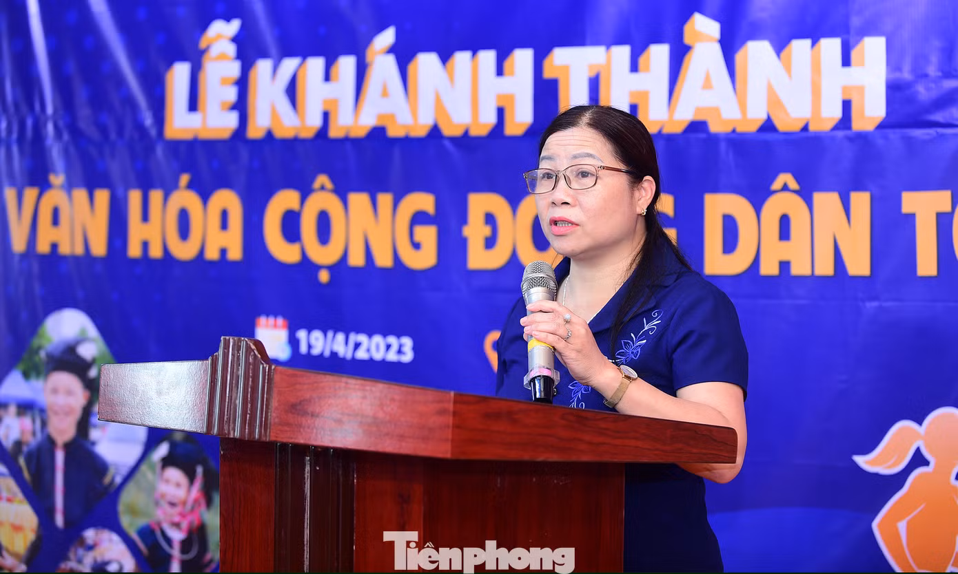 Bà Hứa Thị Thu, Phó Bí thư thường trực huyện ủy Bảo Lạc bày tỏ, từ đây bà con nhân dân xóm Cốc Xả đã có nhà văn hóa sinh hoạt cộng đồng khang trang, rộng lớn, đúng với bản sắc văn hóa dân tộc Lô Lô, đáp ứng được lòng mong mỏi và nhu cầu sinh hoạt của bà con; đồng thời là không gian để bảo tồn các giá trị văn hóa truyền thống của người dân tộc Lô Lô. Ảnh: Xuân Tùng