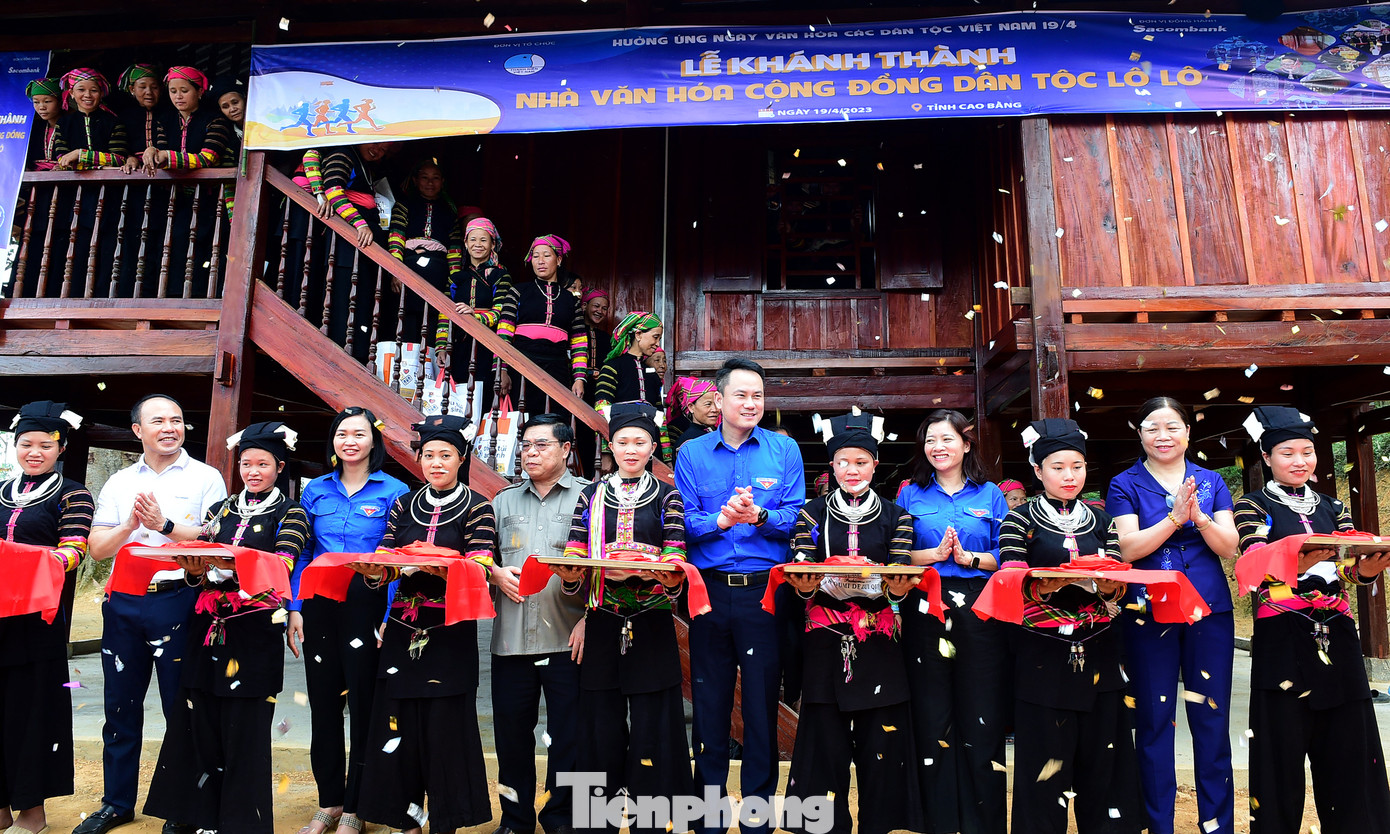 Công trình nhà văn hóa cộng đồng dân tộc Lô Lô tại xóm Cốc Xả được xây dựng mới theo mẫu nhà sàn với kết cấu móng trụ bê tông cốt thép, khung cột gỗ, mái lợp ngói âm dương. Tổng diện tích sàn 156m2. Ảnh: Xuân Tùng