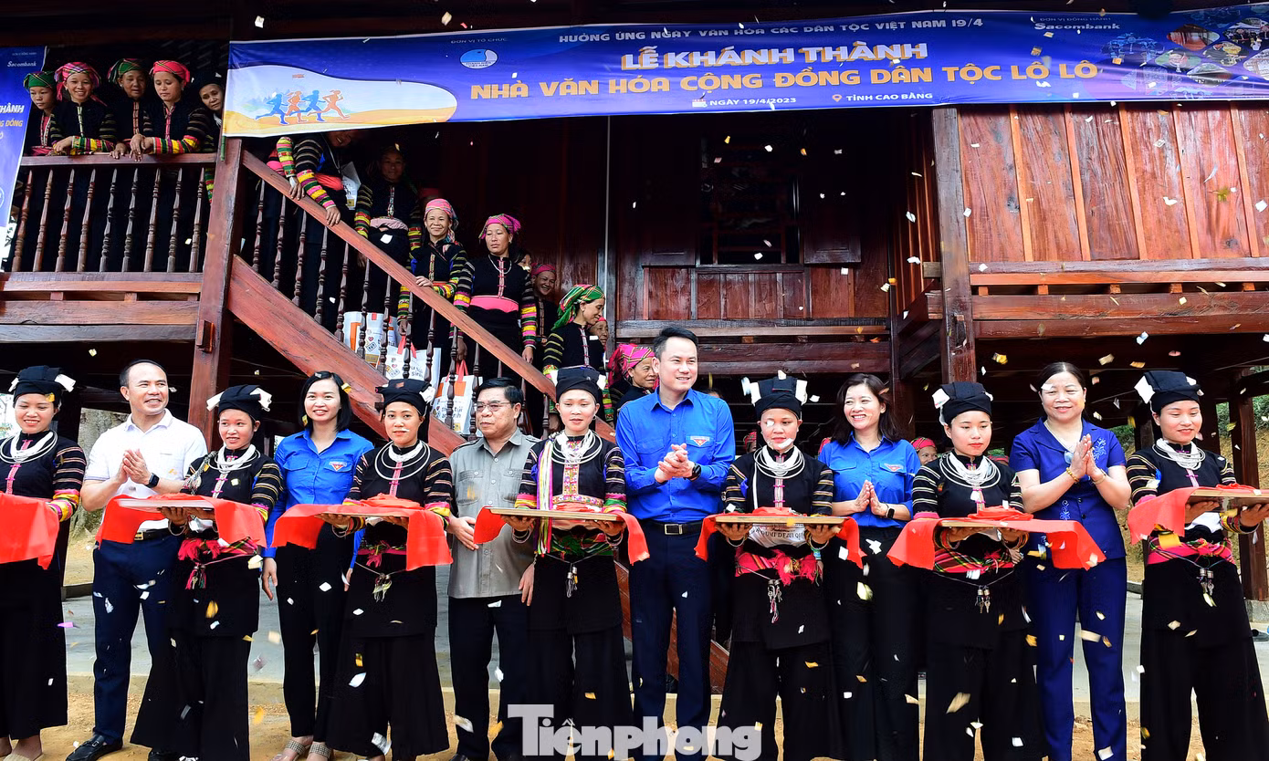 Công trình nhà văn hóa cộng đồng dân tộc Lô Lô tại xóm Cốc Xả được xây dựng mới theo mẫu nhà sàn với kết cấu móng trụ bê tông cốt thép, khung cột gỗ, mái lợp ngói âm dương. Tổng diện tích sàn 156m2. Ảnh: Xuân Tùng