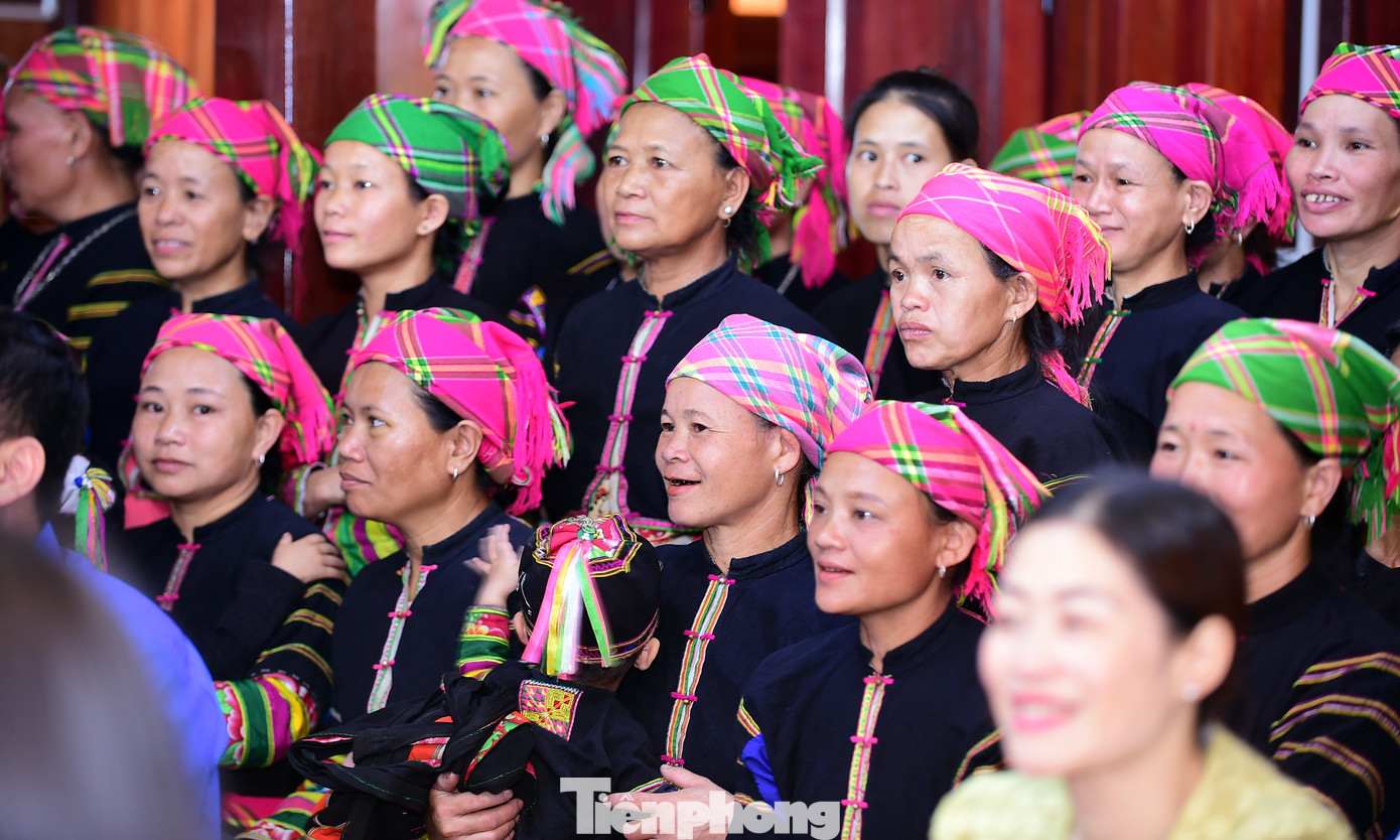 Người dân tham dự lễ khánh thành và theo dõi các tiết mục văn hóa văn nghệ trong ngày vui của xóm. Ảnh: Xuân Tùng