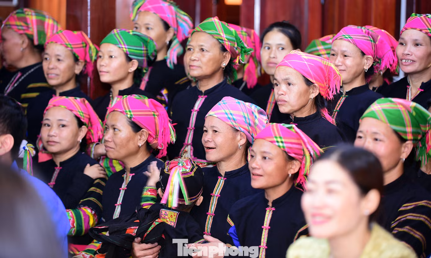 Người dân tham dự lễ khánh thành và theo dõi các tiết mục văn hóa văn nghệ trong ngày vui của xóm. Ảnh: Xuân Tùng