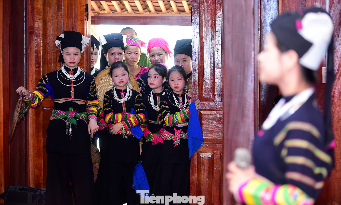 Người dân tham dự lễ khánh thành và theo dõi các tiết mục văn hóa văn nghệ trong ngày vui của xóm. Ảnh: Xuân Tùng