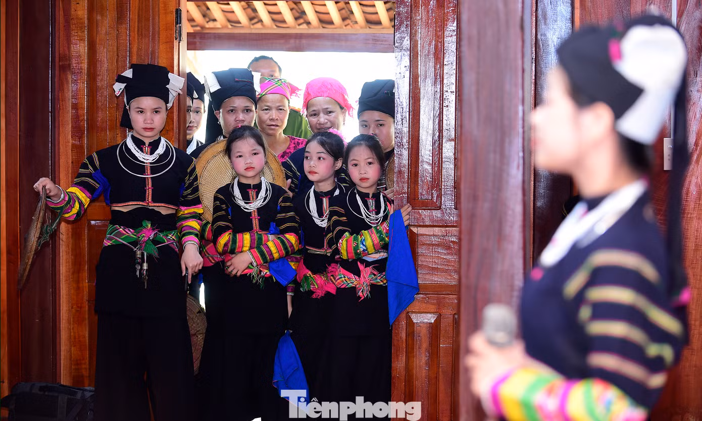 Người dân tham dự lễ khánh thành và theo dõi các tiết mục văn hóa văn nghệ trong ngày vui của xóm. Ảnh: Xuân Tùng