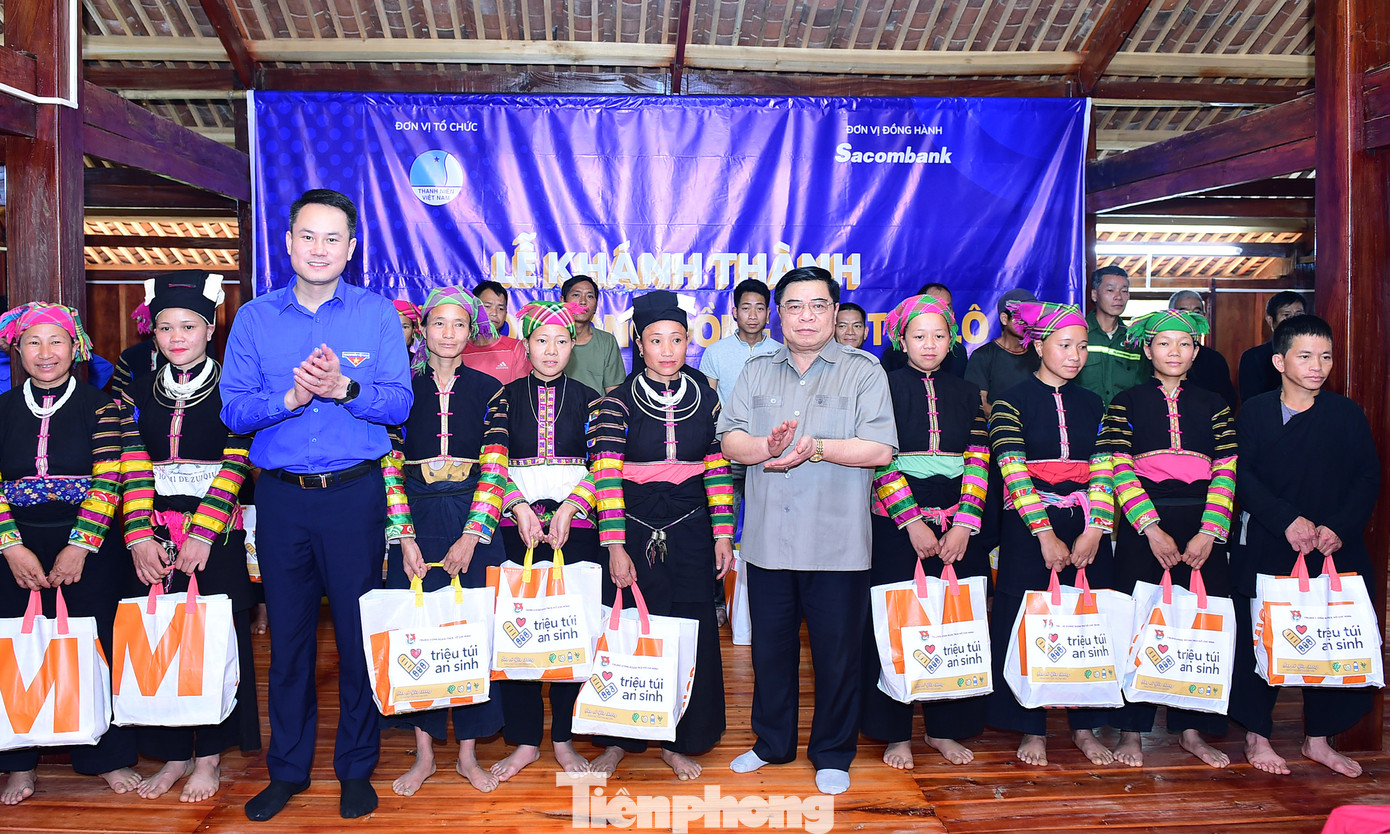 Ban Tổ chức chương trình cũng đã trao tặng 88 suất quà tới các hộ dân xóm Cốc Xả. Ảnh: Xuân Tùng